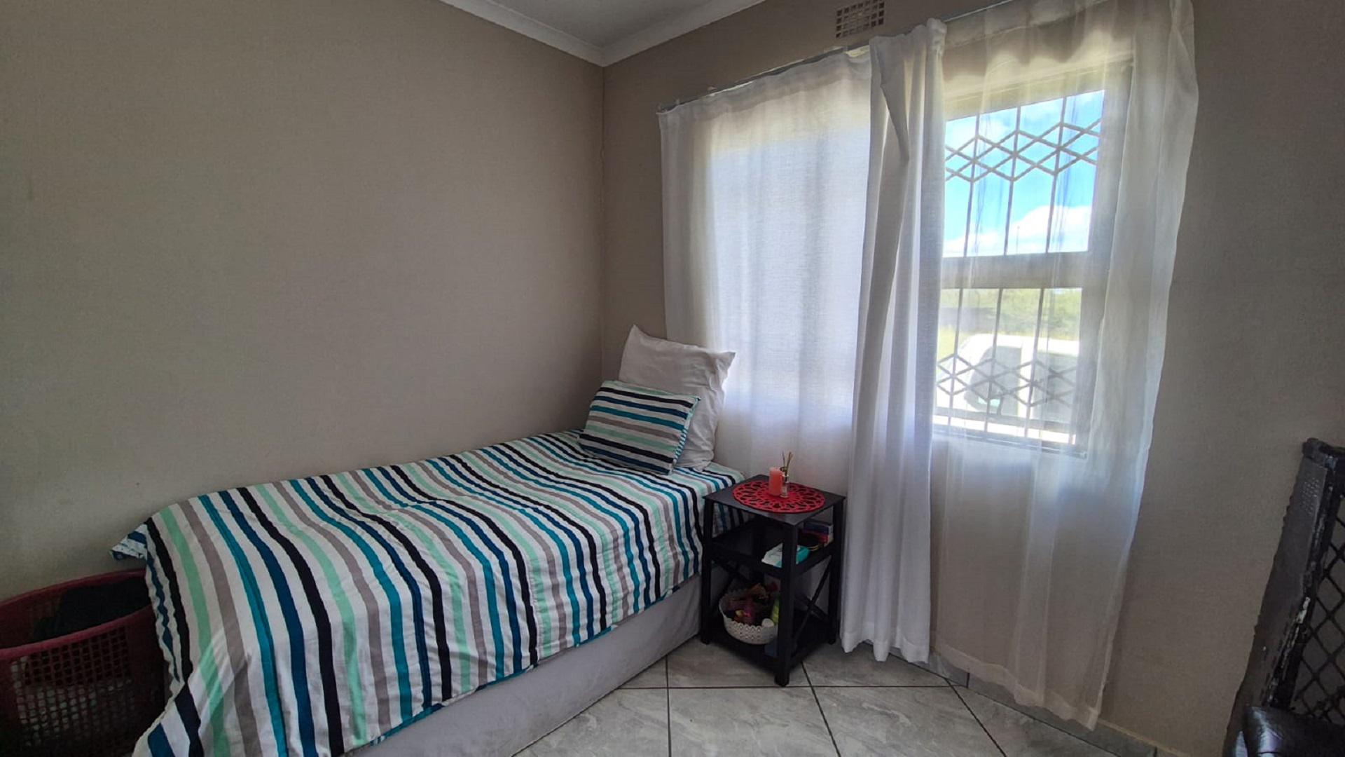 Bed Room 1 of property in Queenstown