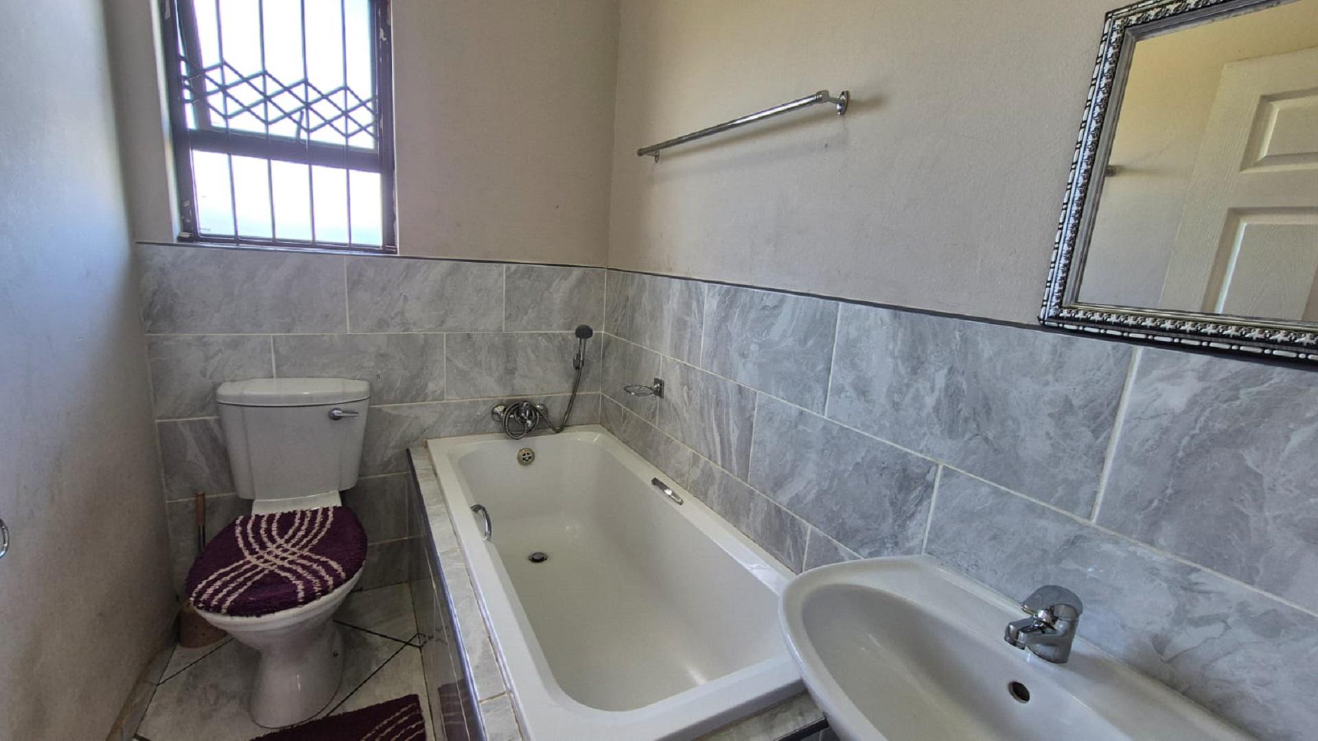 Bathroom 1 of property in Queenstown