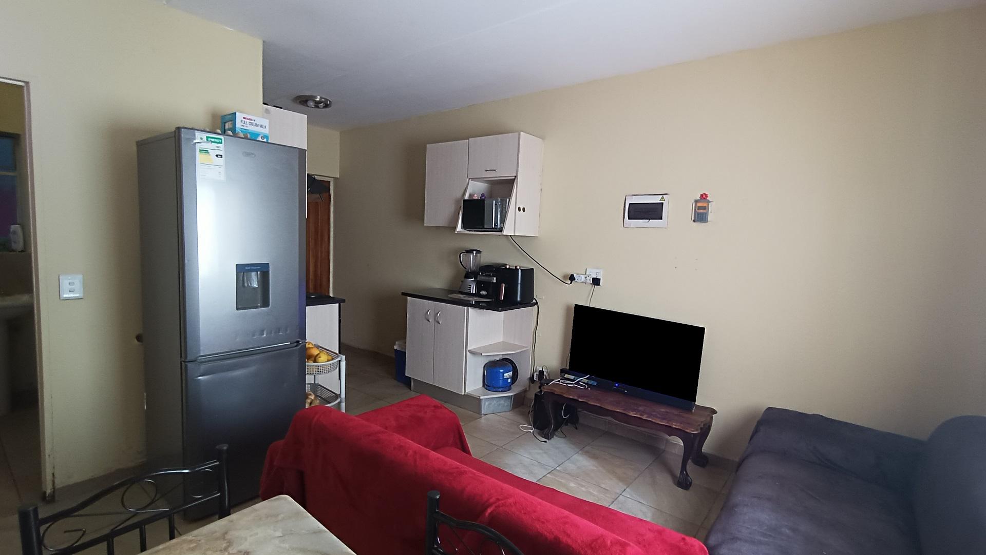 Lounges - 16 square meters of property in Scottsdene