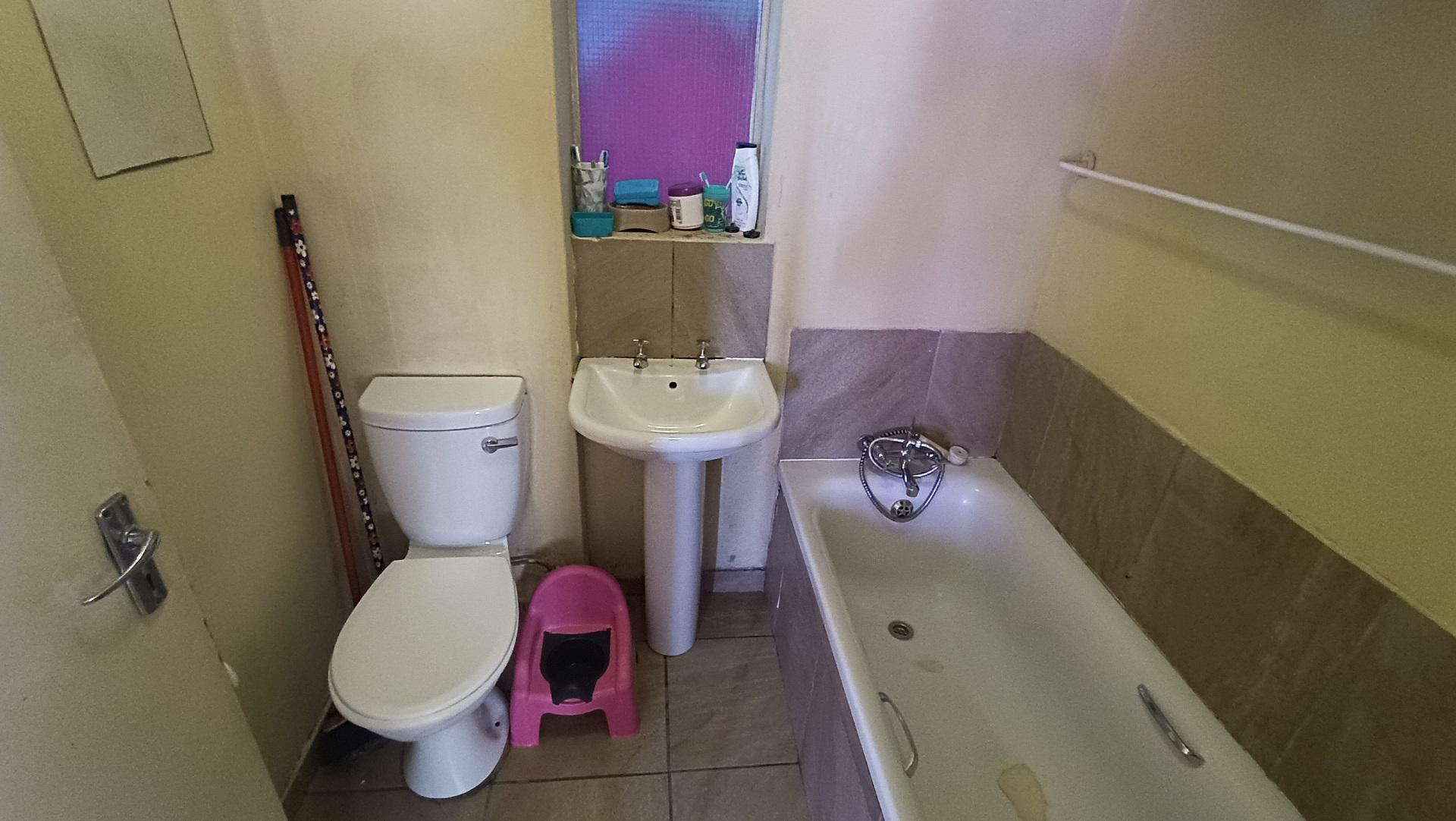 Bathroom 1 - 5 square meters of property in Scottsdene