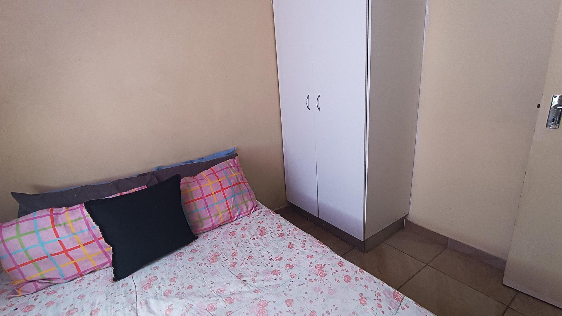 Bed Room 1 - 8 square meters of property in Scottsdene