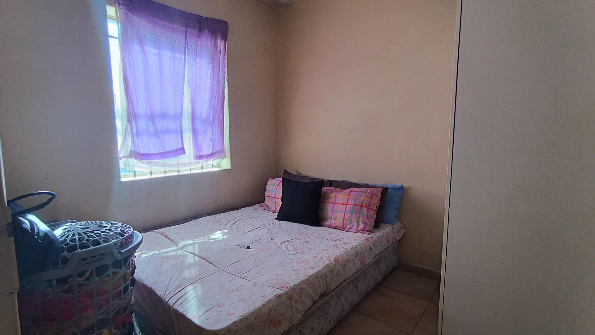 Bed Room 1 - 8 square meters of property in Scottsdene