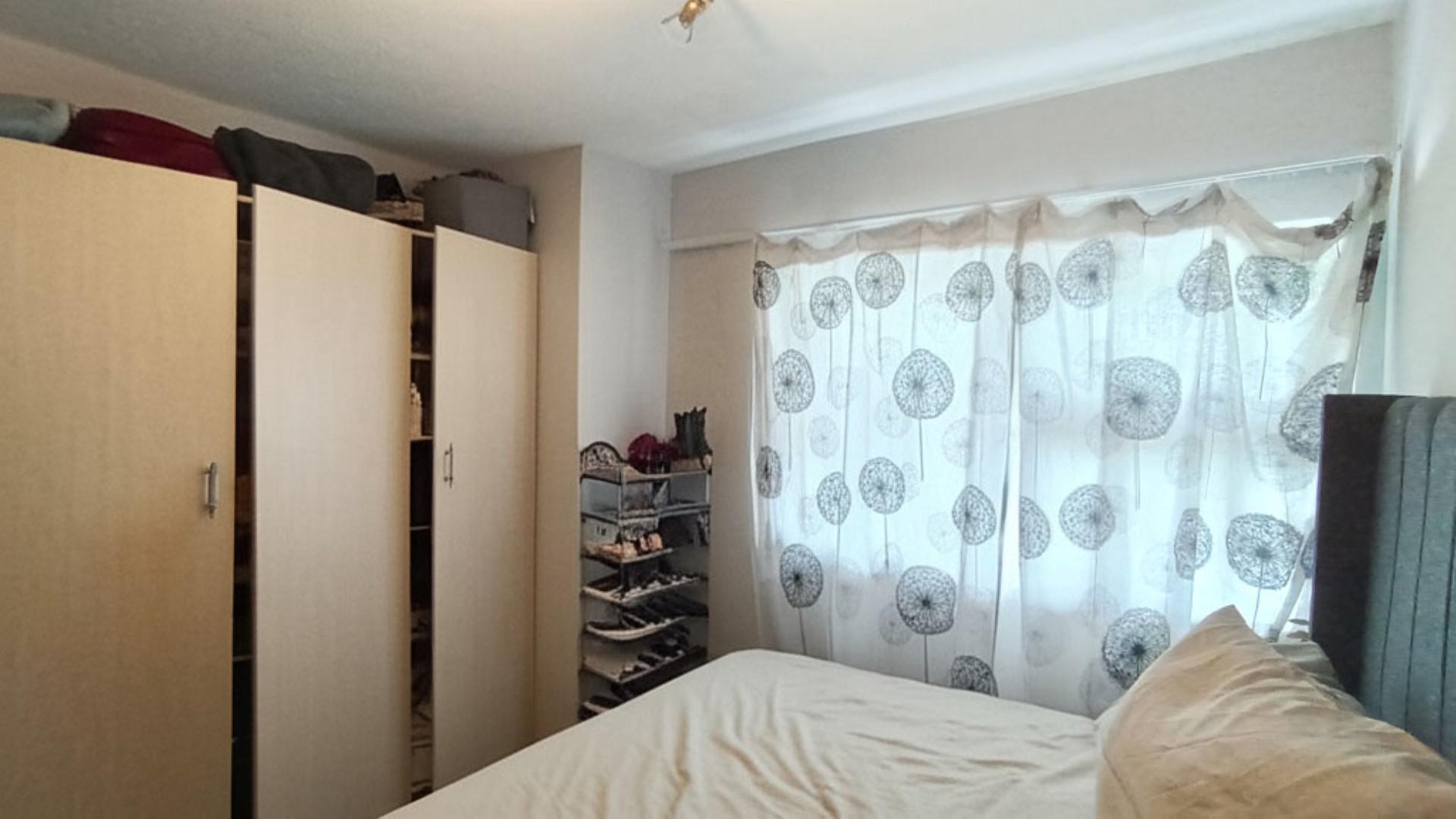 Bed Room 1 - 11 square meters of property in Athlone Park