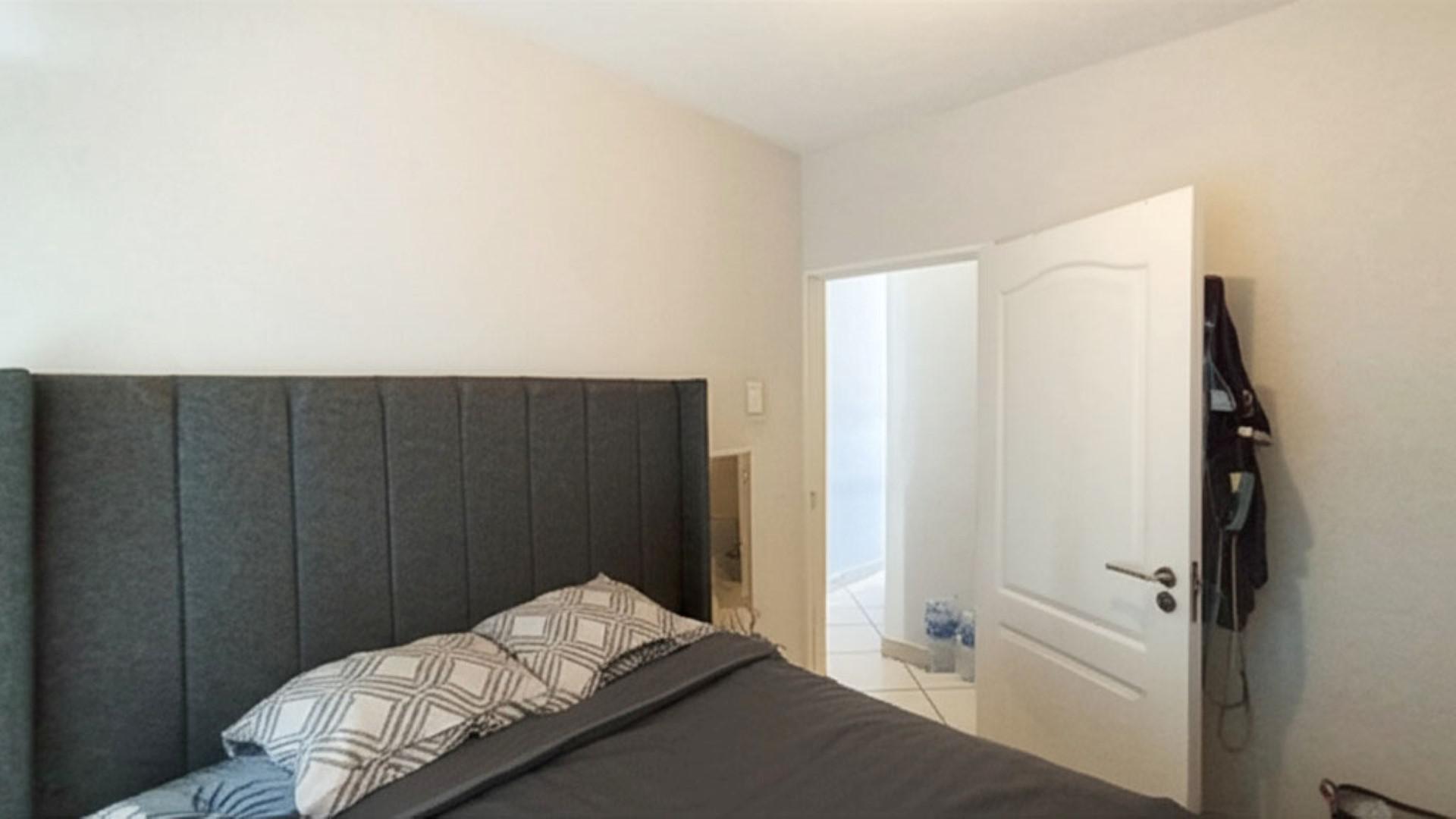 Bed Room 1 - 11 square meters of property in Athlone Park