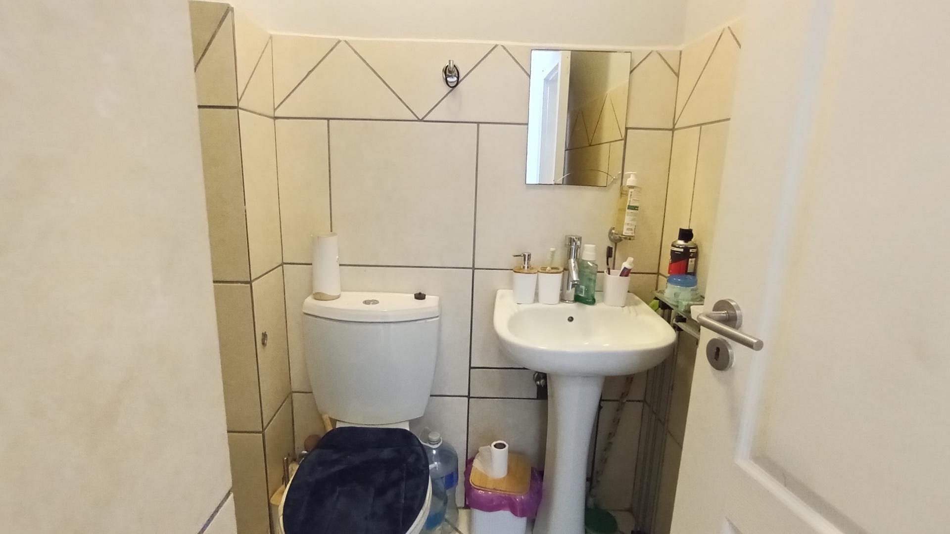 Bathroom 1 - 4 square meters of property in Athlone Park
