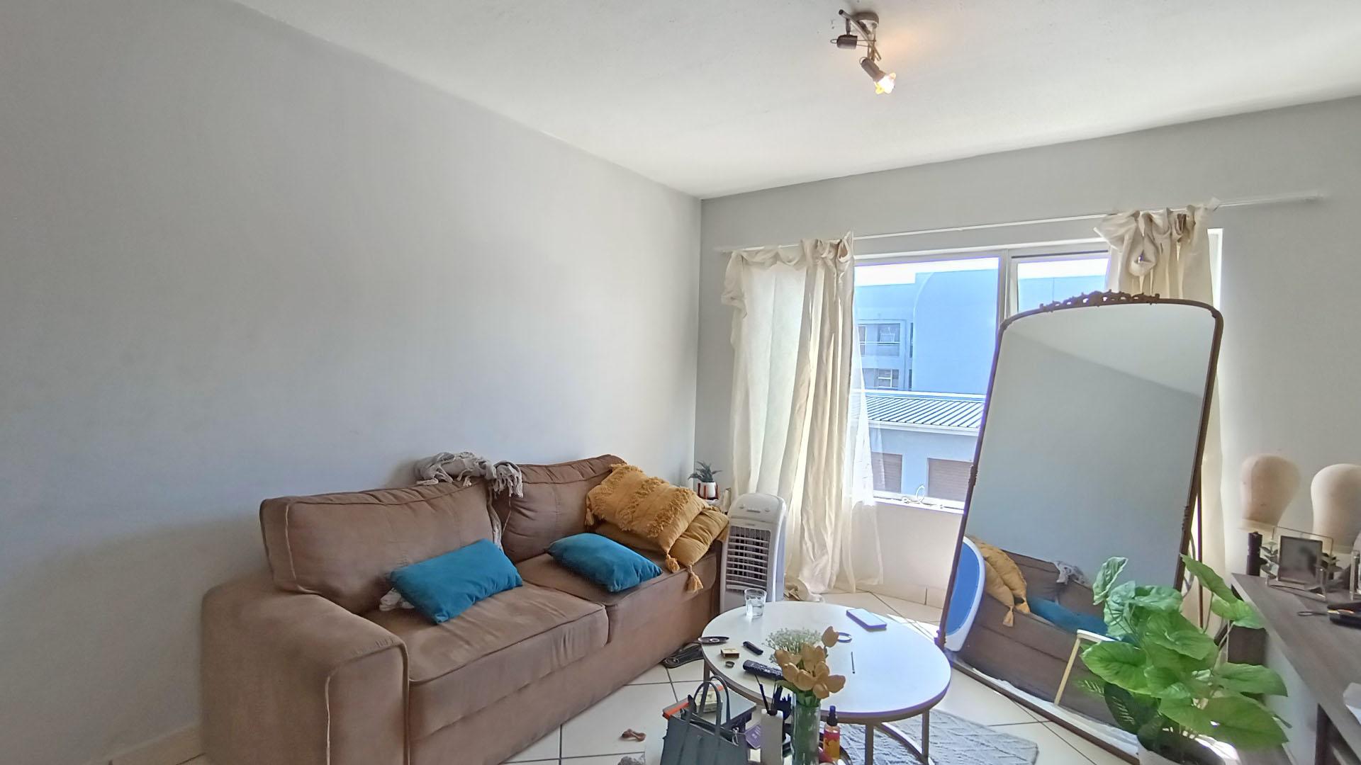 Lounges - 15 square meters of property in Athlone Park