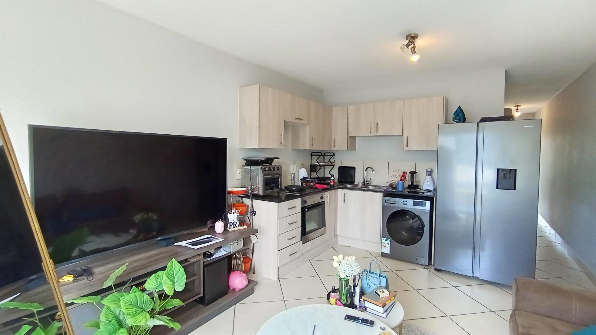 Lounges - 15 square meters of property in Athlone Park