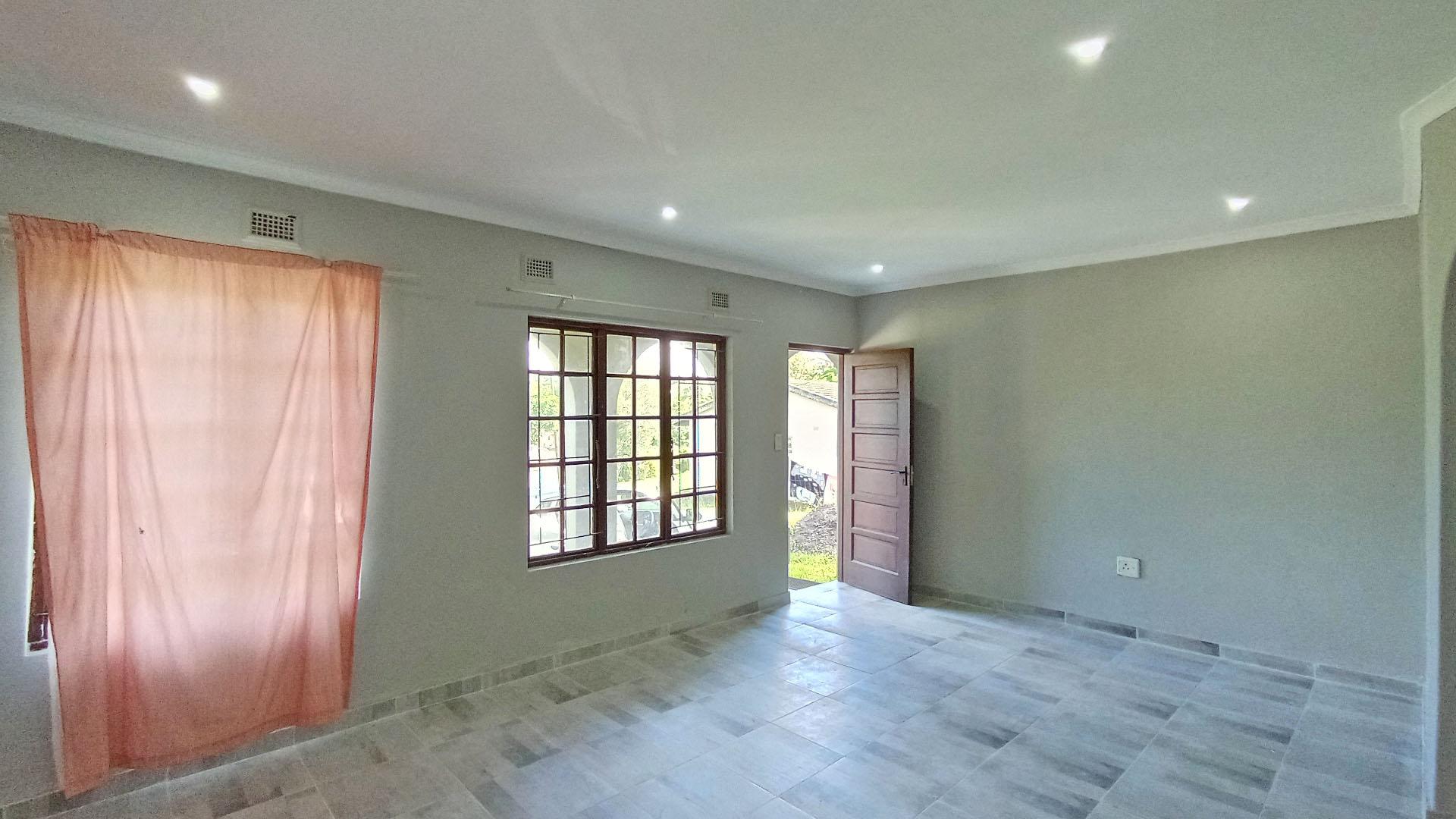 Lounges - 23 square meters of property in Regency Park