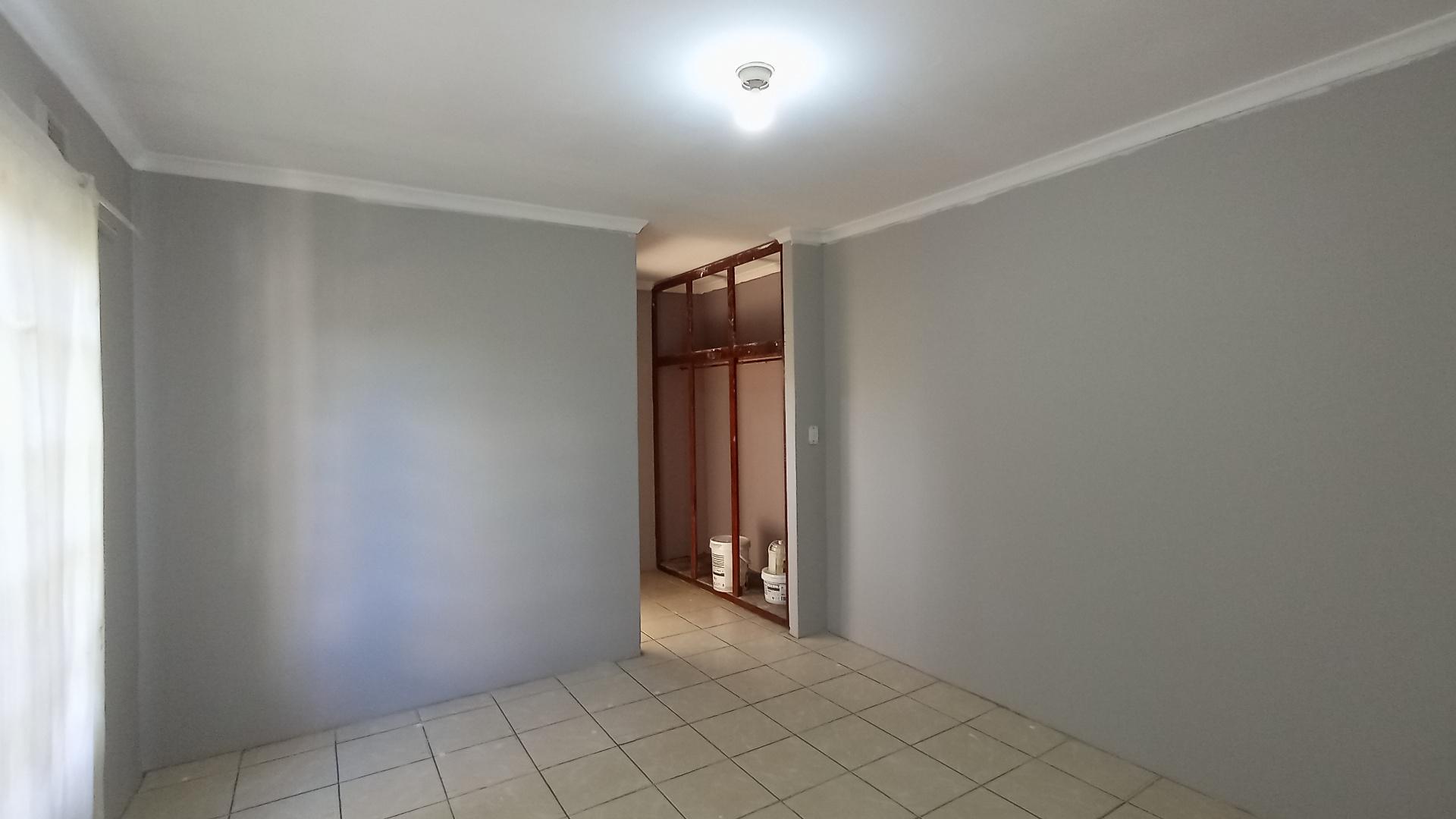 Main Bedroom - 17 square meters of property in Regency Park