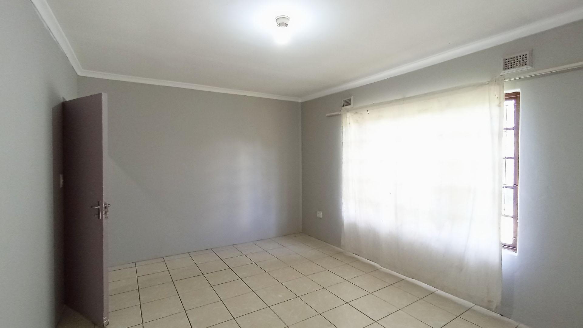 Main Bedroom - 17 square meters of property in Regency Park