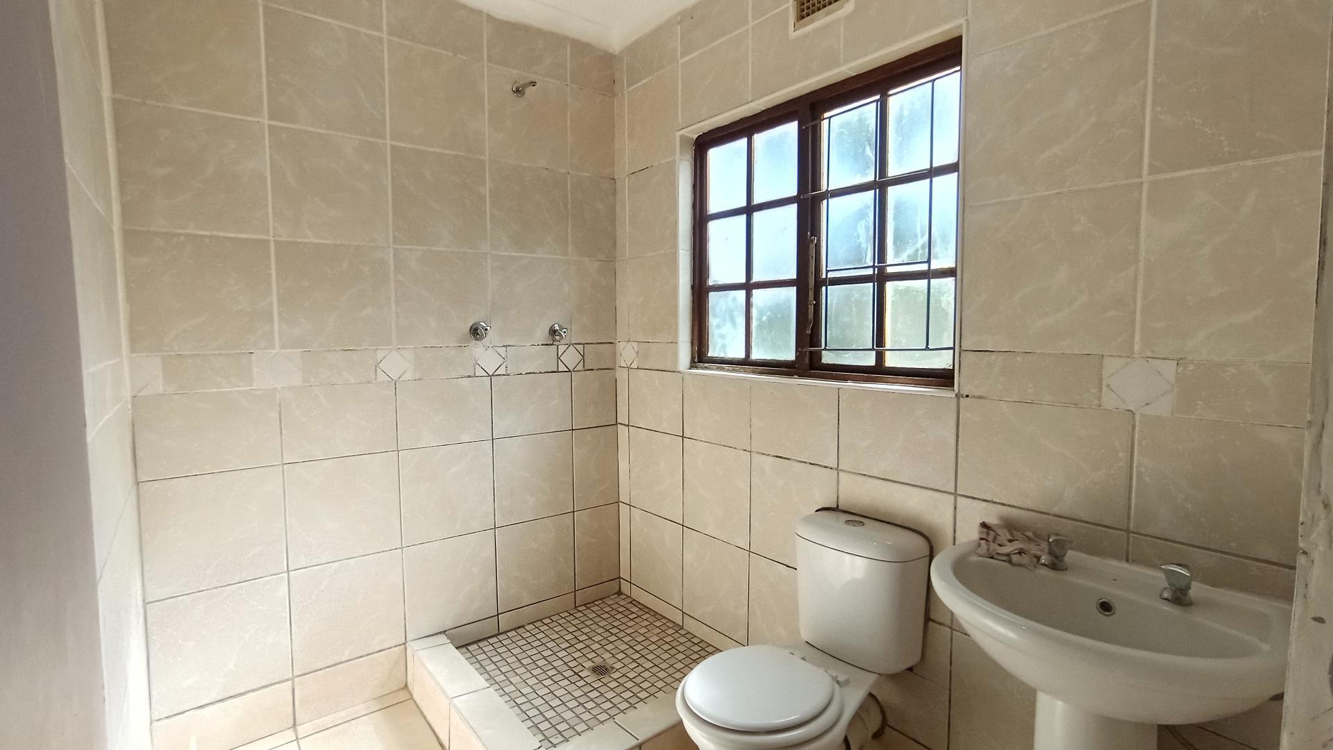 Bathroom 1 - 6 square meters of property in Regency Park