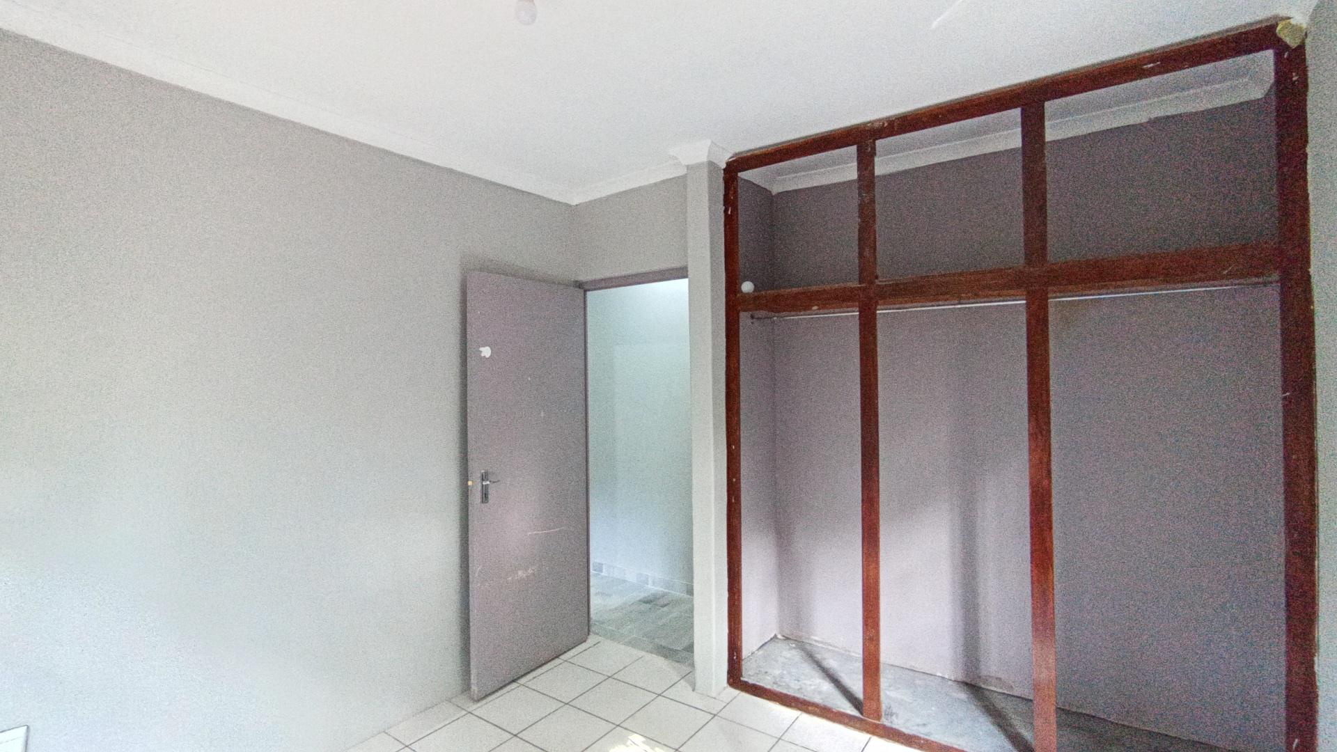 Bed Room 1 - 12 square meters of property in Regency Park