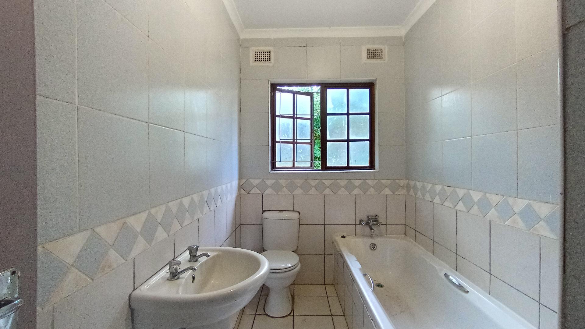 Bathroom 1 - 6 square meters of property in Regency Park