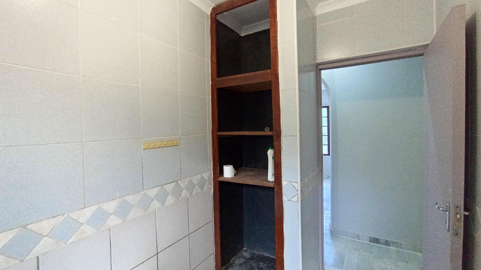 Bathroom 1 - 6 square meters of property in Regency Park