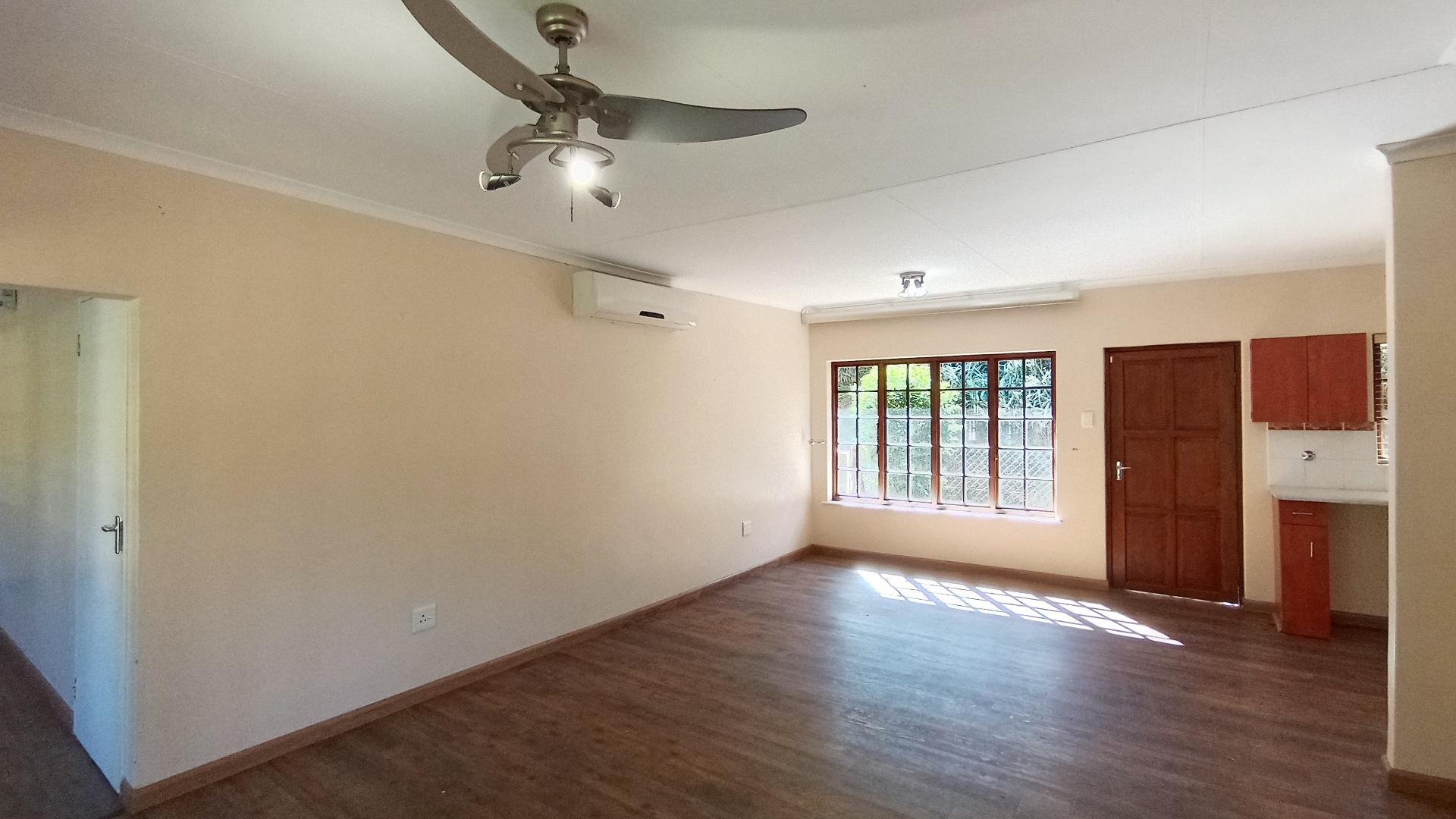 Lounges - 18 square meters of property in Town Bush Valley