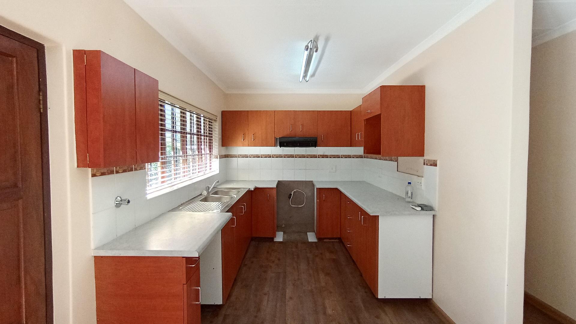 Kitchen - 9 square meters of property in Town Bush Valley