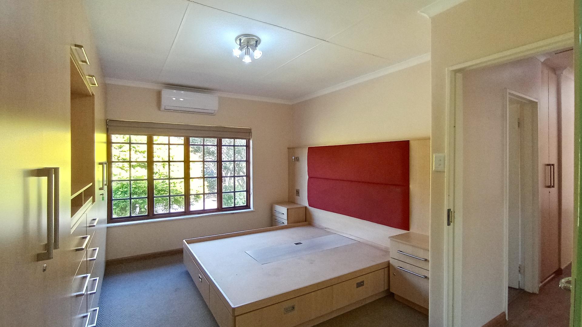 Main Bedroom - 17 square meters of property in Town Bush Valley