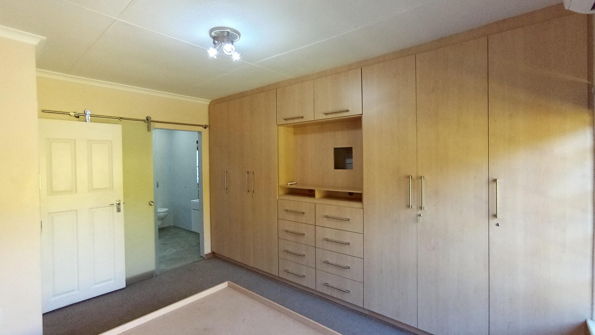 Main Bedroom - 17 square meters of property in Town Bush Valley