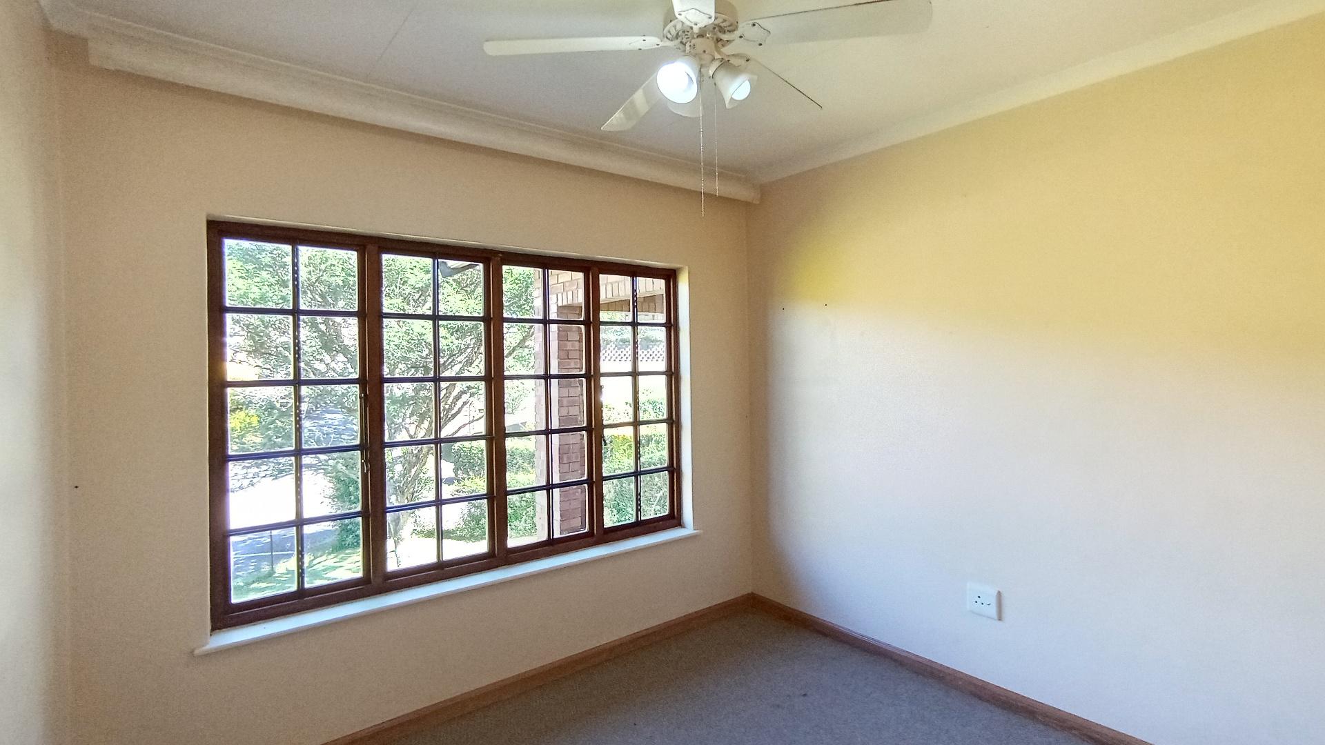 Bed Room 1 - 11 square meters of property in Town Bush Valley