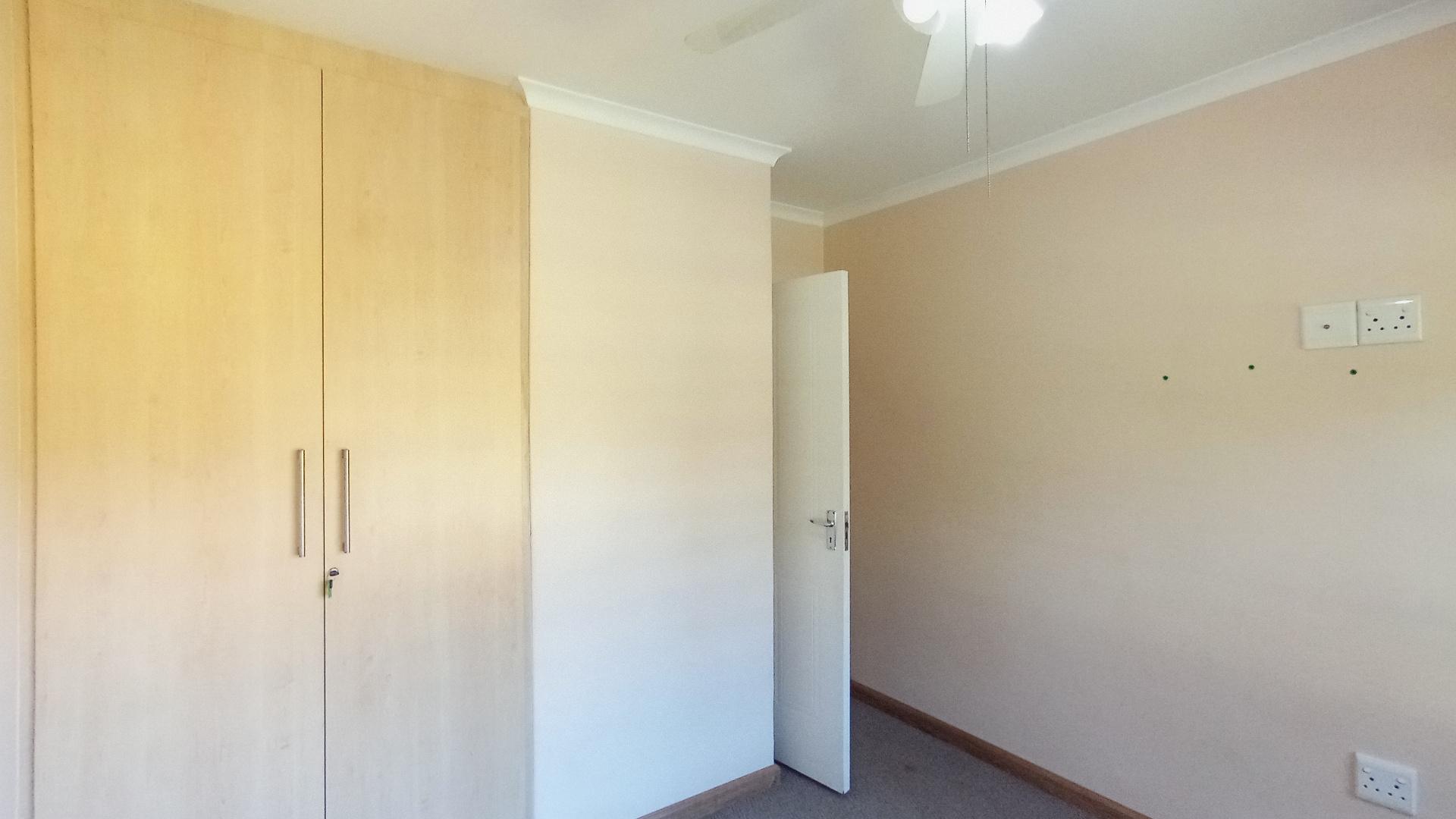 Bed Room 1 - 11 square meters of property in Town Bush Valley
