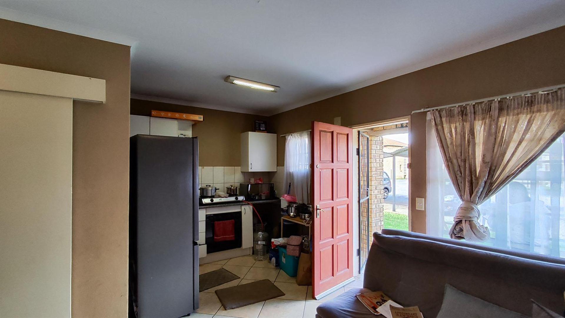 Lounges - 15 square meters of property in Zuurfontein