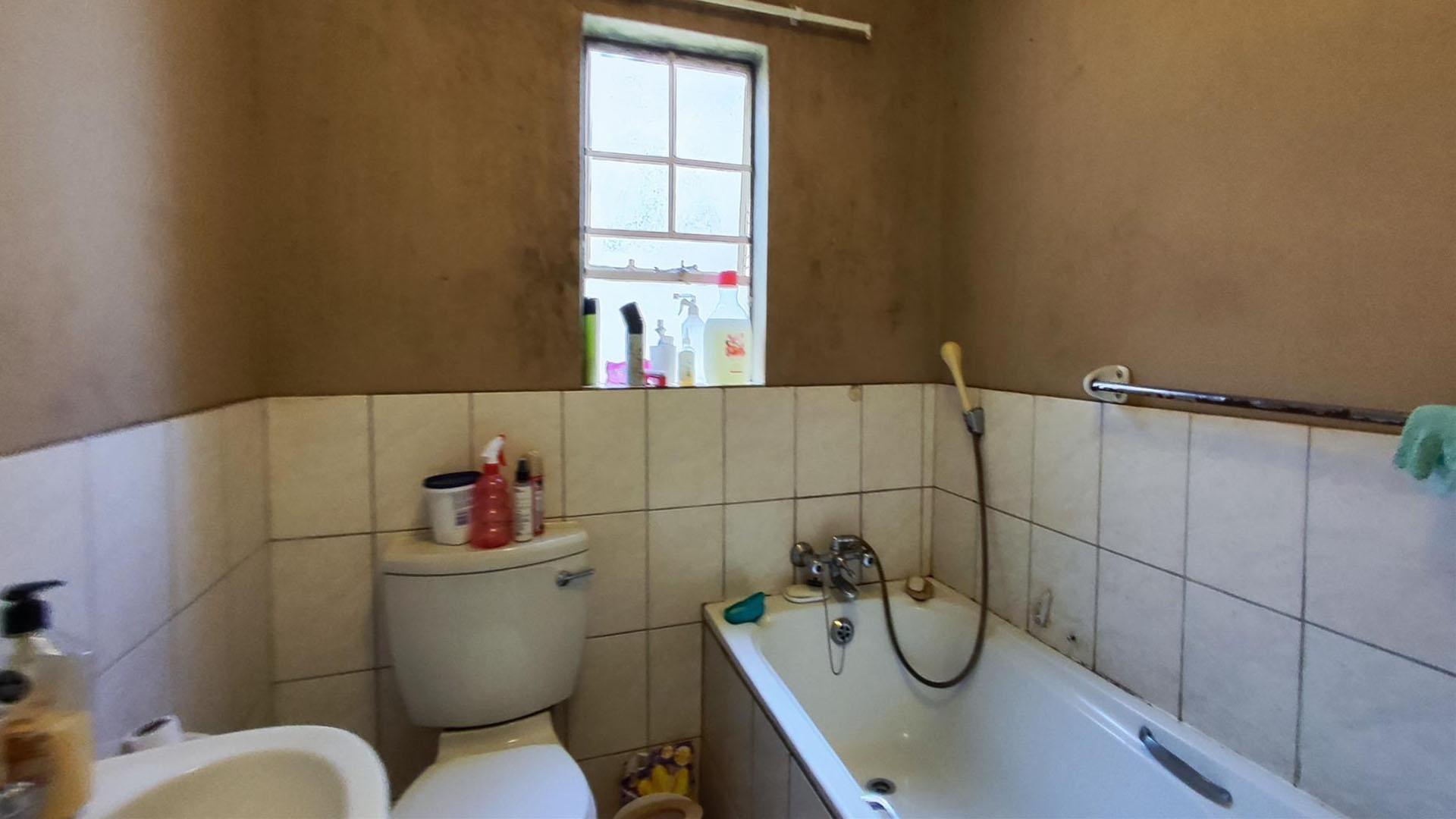 Bathroom 1 - 4 square meters of property in Zuurfontein