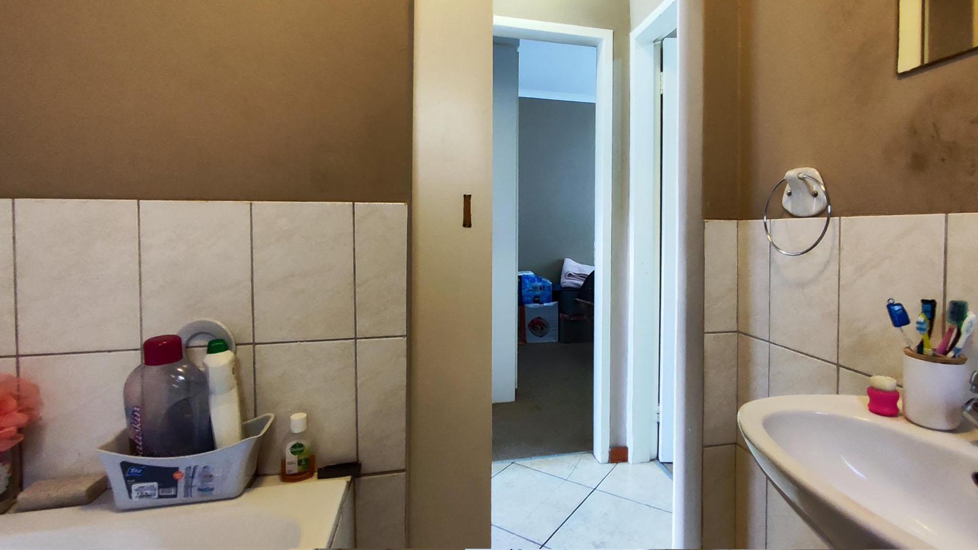 Bathroom 1 - 4 square meters of property in Zuurfontein