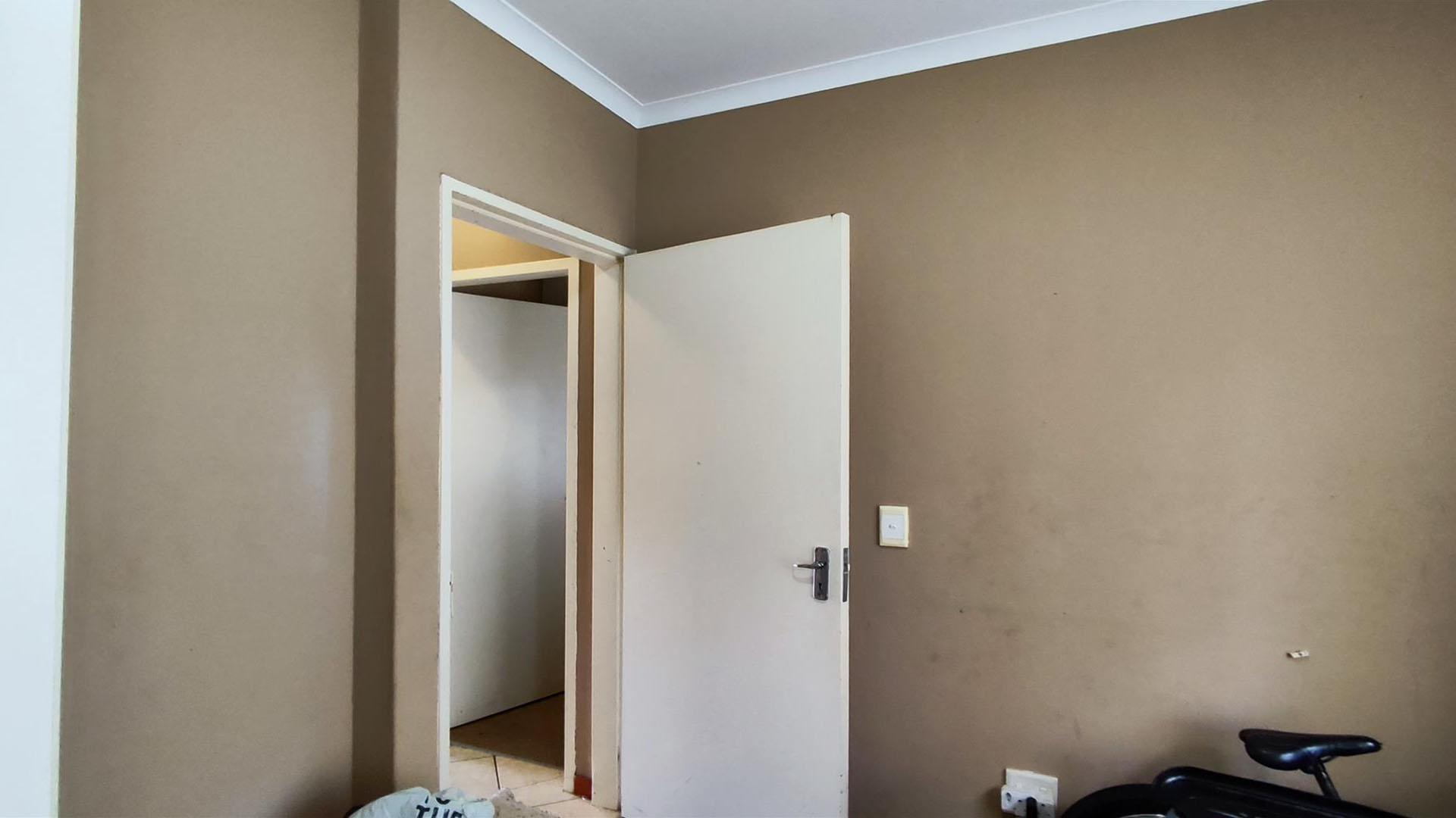 Bed Room 1 - 12 square meters of property in Zuurfontein