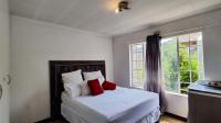 Bed Room 1 - 15 square meters of property in Minnebron