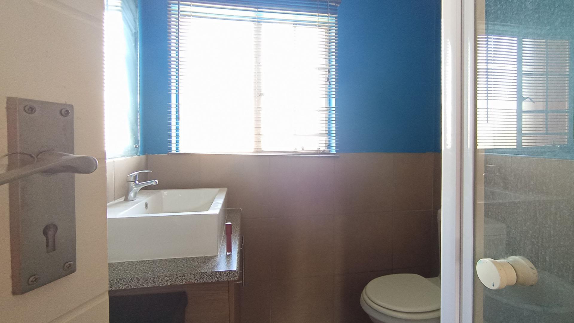 Main Bathroom - 4 square meters of property in Monavoni