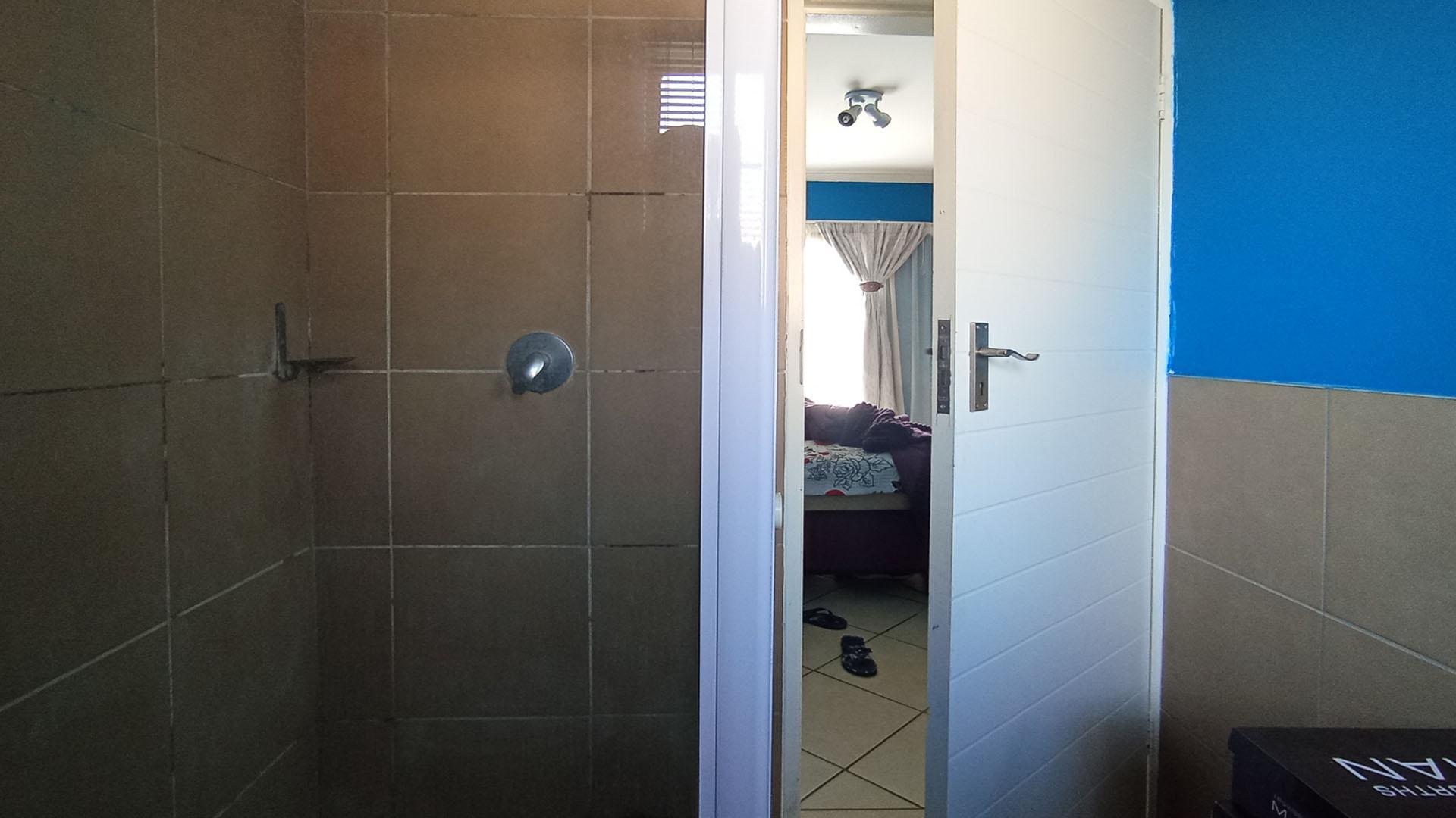 Main Bathroom - 4 square meters of property in Monavoni