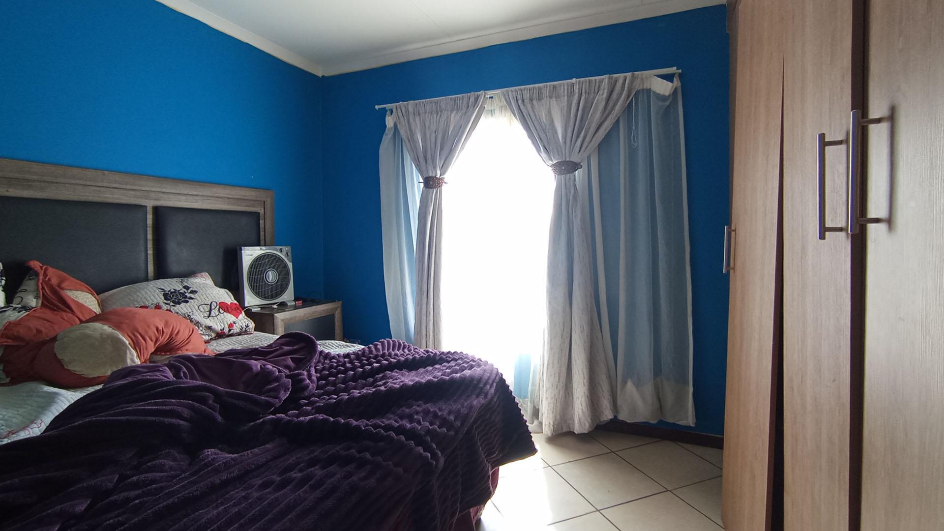 Main Bedroom - 15 square meters of property in Monavoni