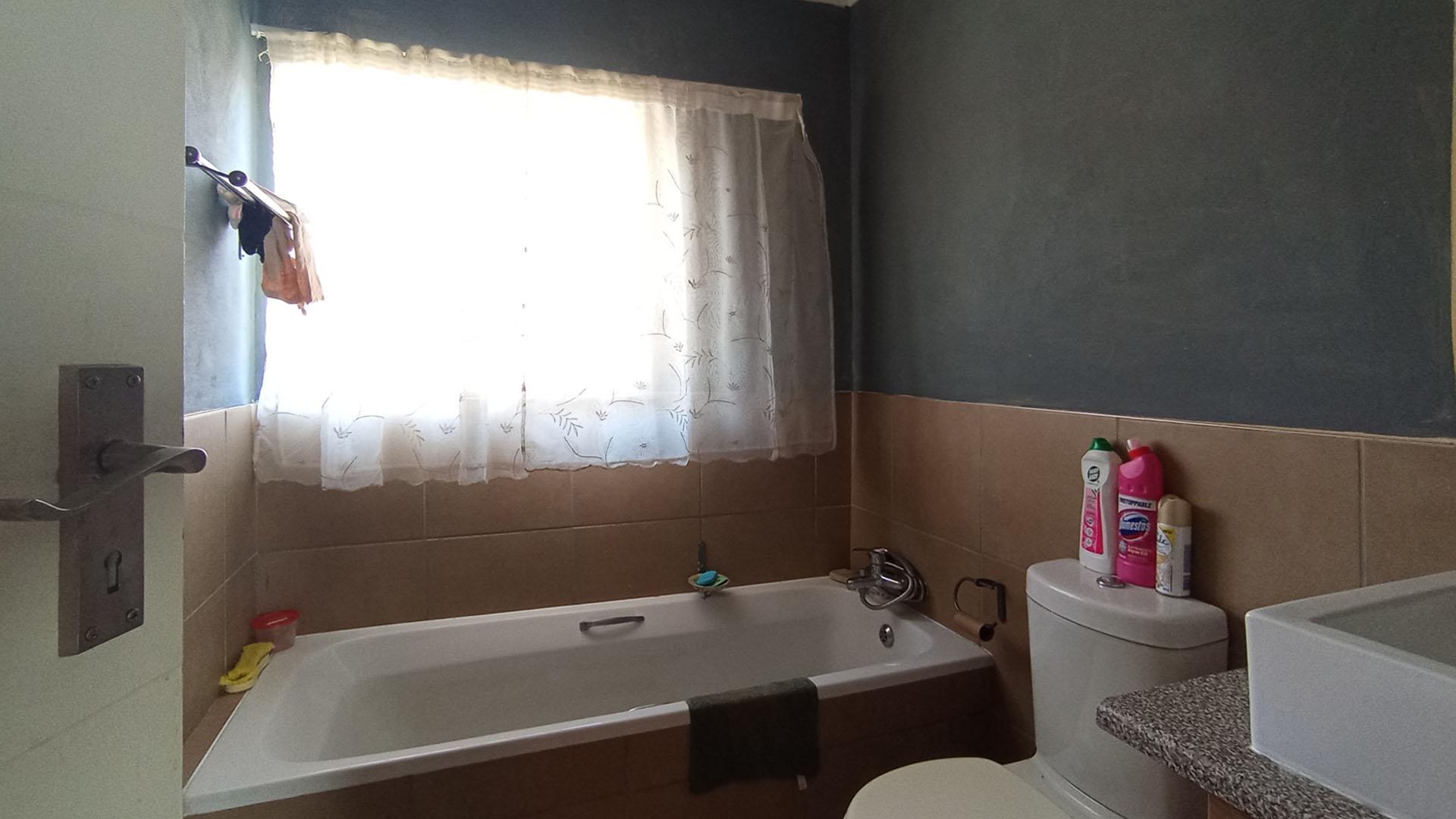 Bathroom 1 - 5 square meters of property in Monavoni