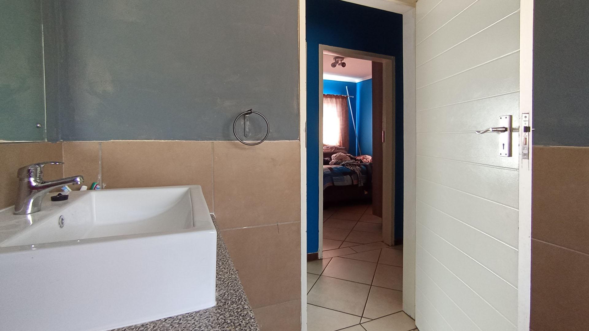 Bathroom 1 - 5 square meters of property in Monavoni