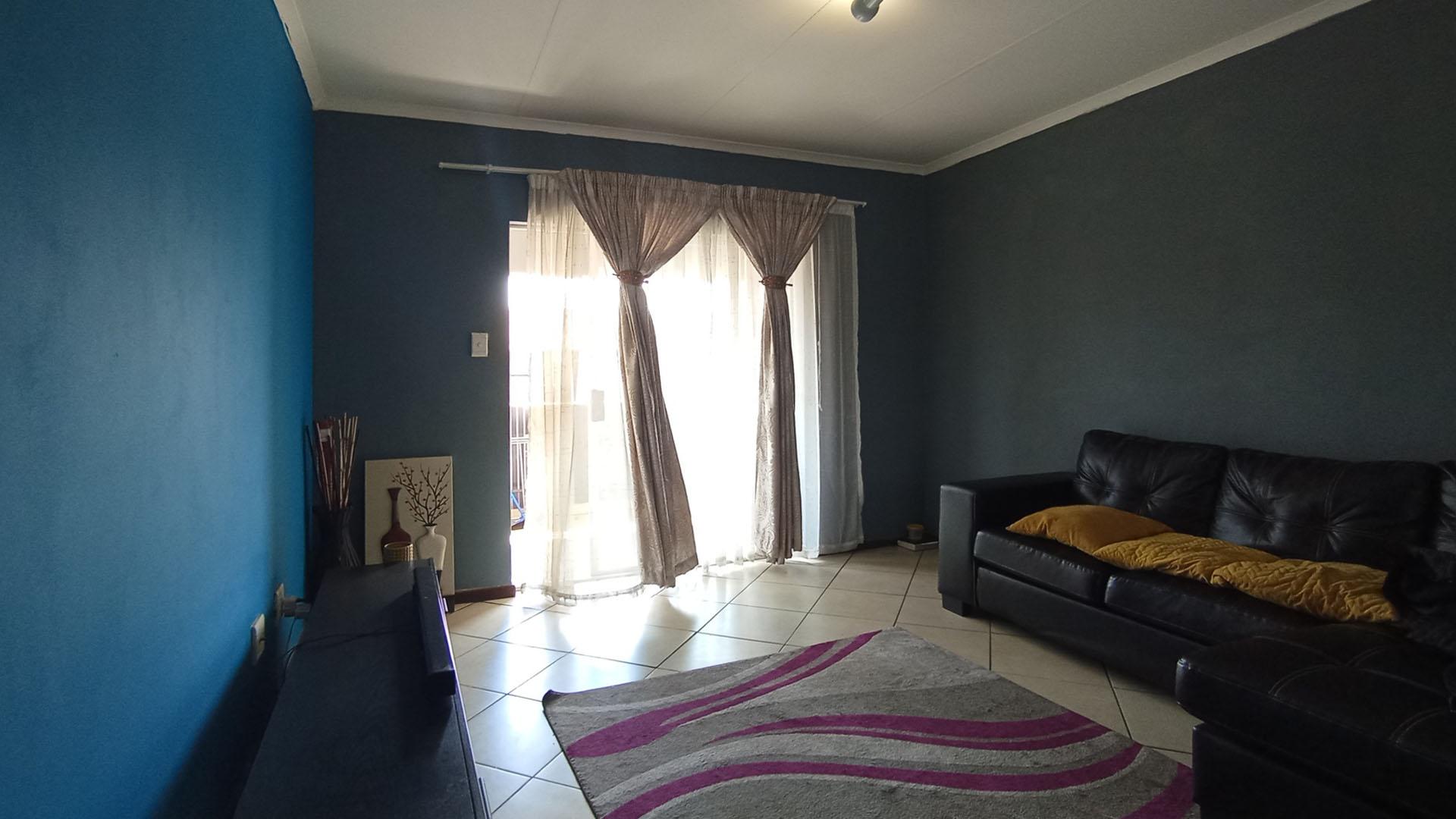 Lounges - 17 square meters of property in Monavoni