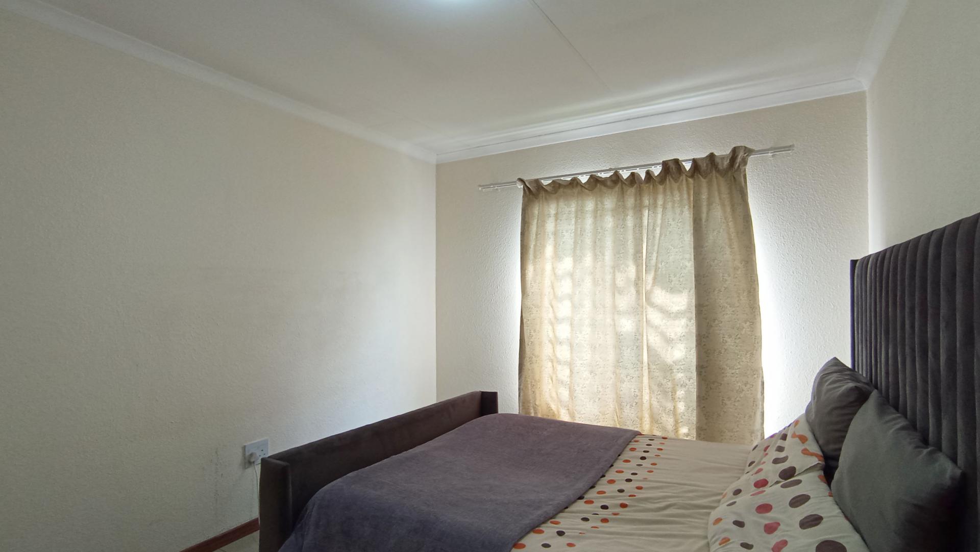 Bed Room 1 - 11 square meters of property in Klippoortje