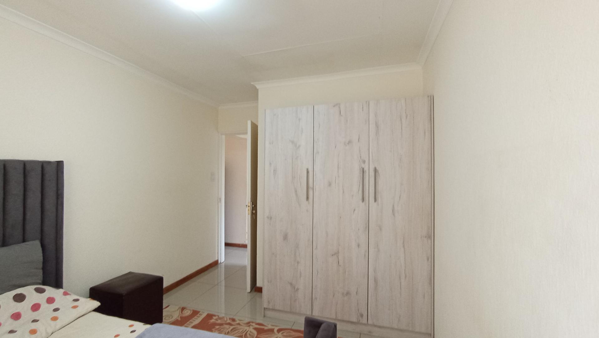 Bed Room 1 - 11 square meters of property in Klippoortje