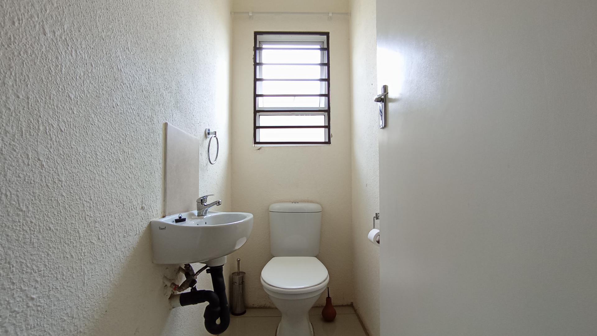 Bathroom 1 - 2 square meters of property in Klippoortje