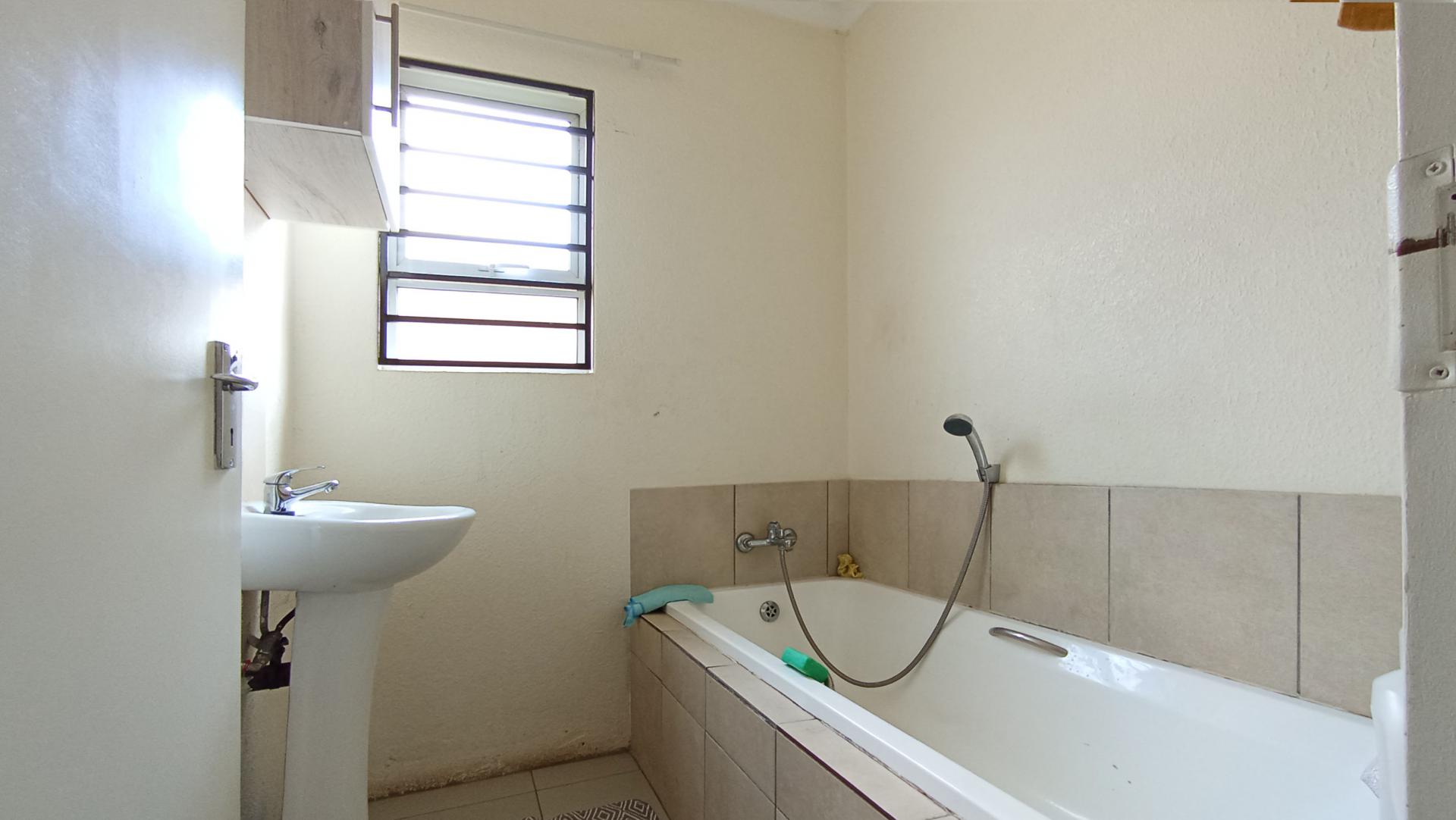 Bathroom 2 - 3 square meters of property in Klippoortje