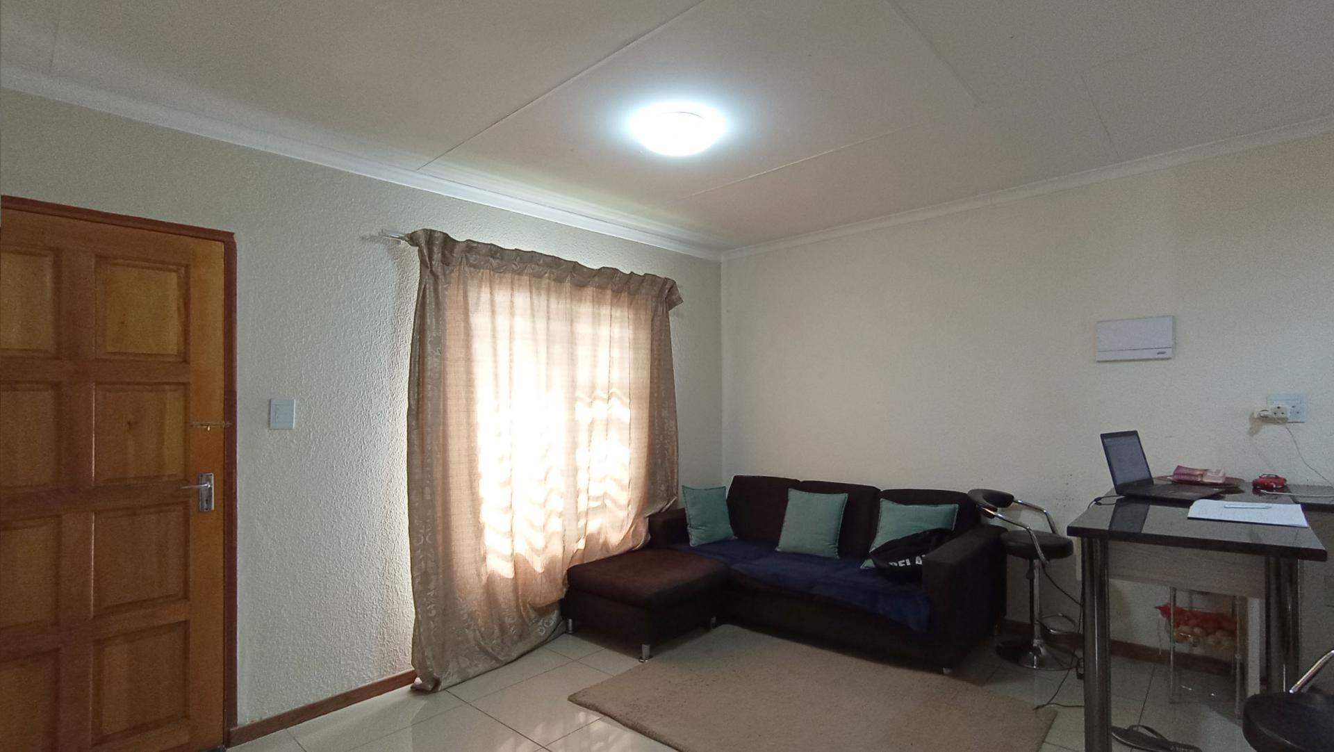 Lounges - 12 square meters of property in Klippoortje