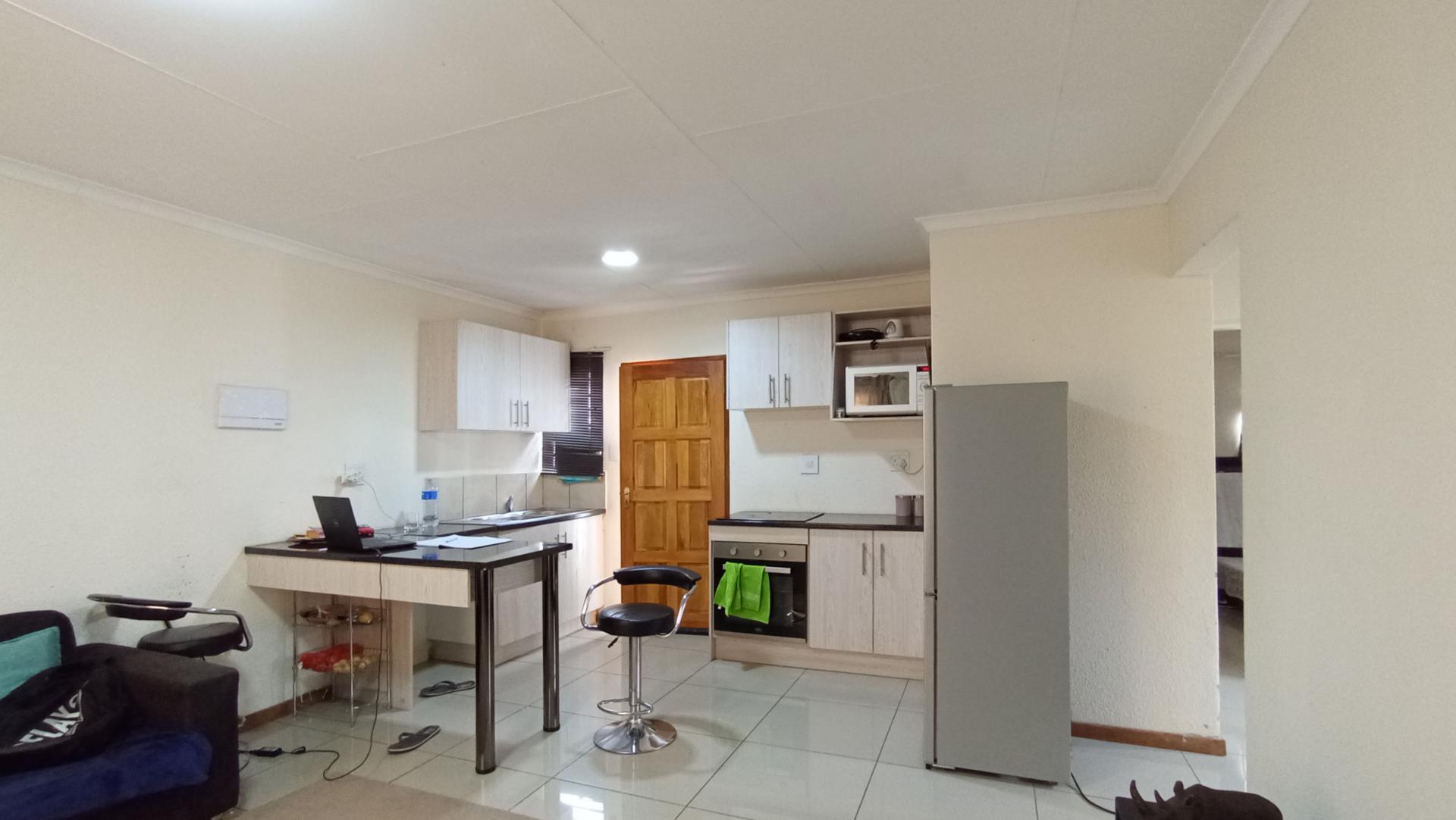 Lounges - 12 square meters of property in Klippoortje