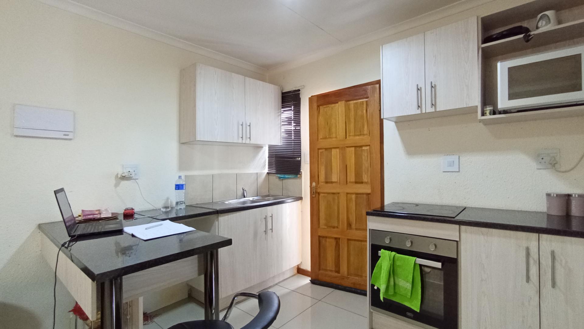 Kitchen - 7 square meters of property in Klippoortje