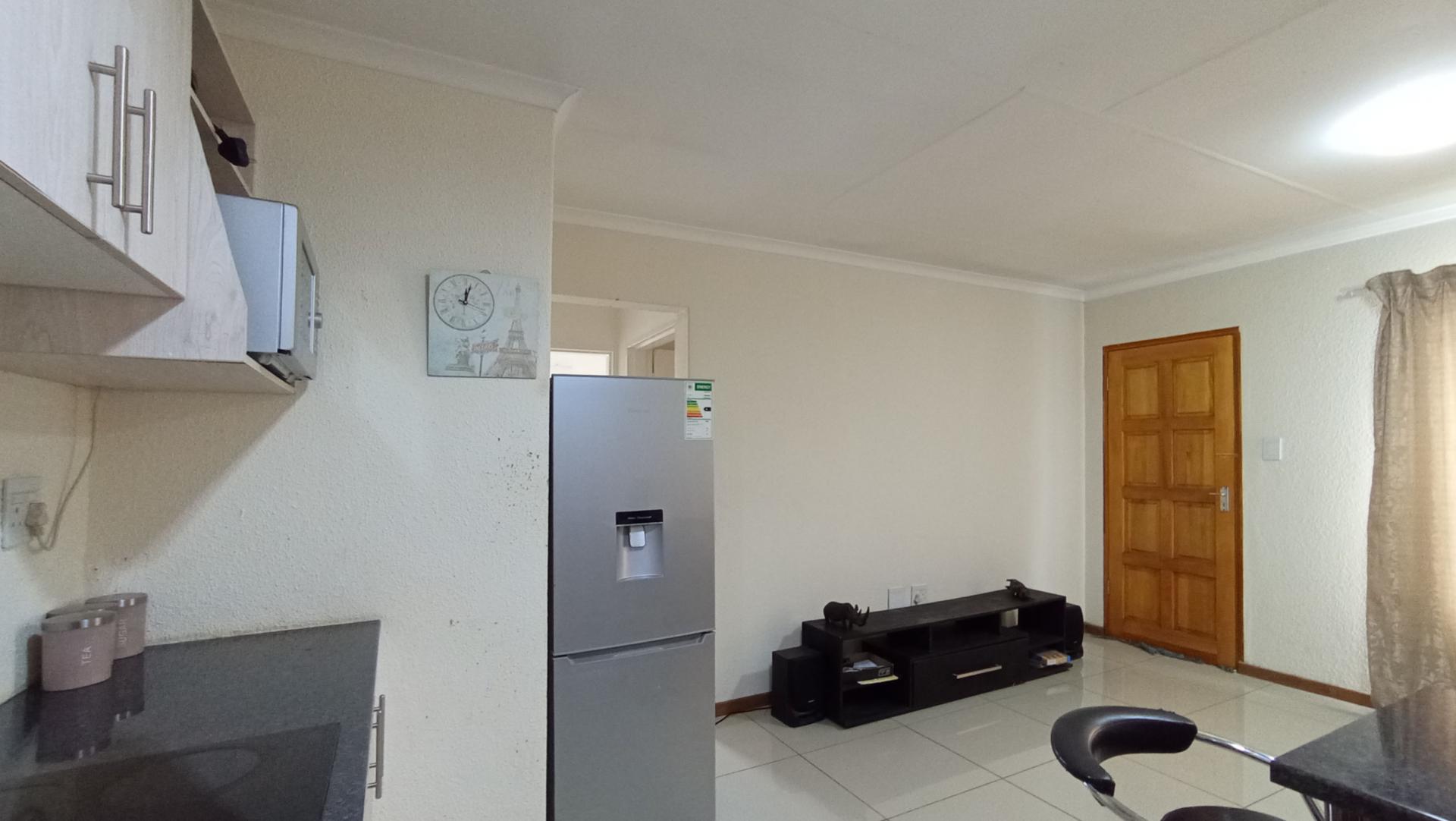 Kitchen - 7 square meters of property in Klippoortje