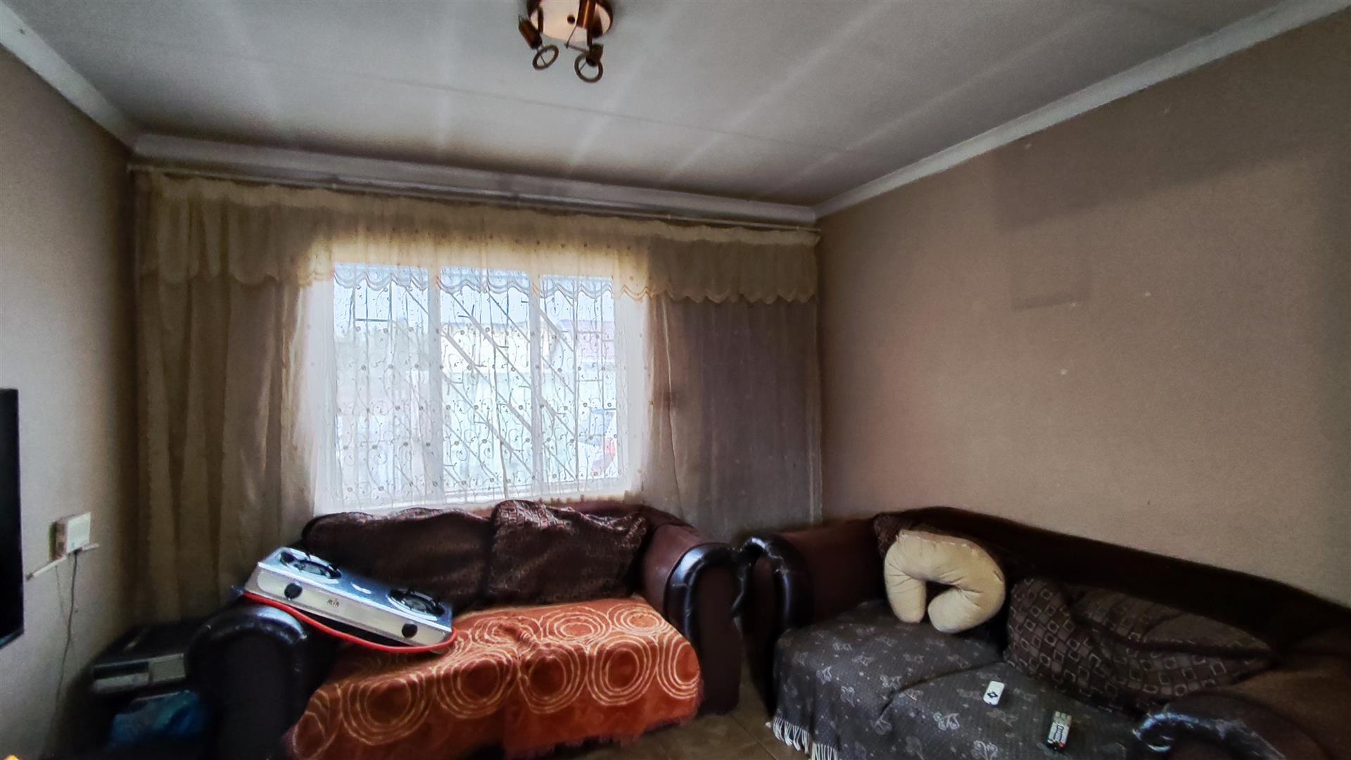 Lounges - 13 square meters of property in Vosloorus