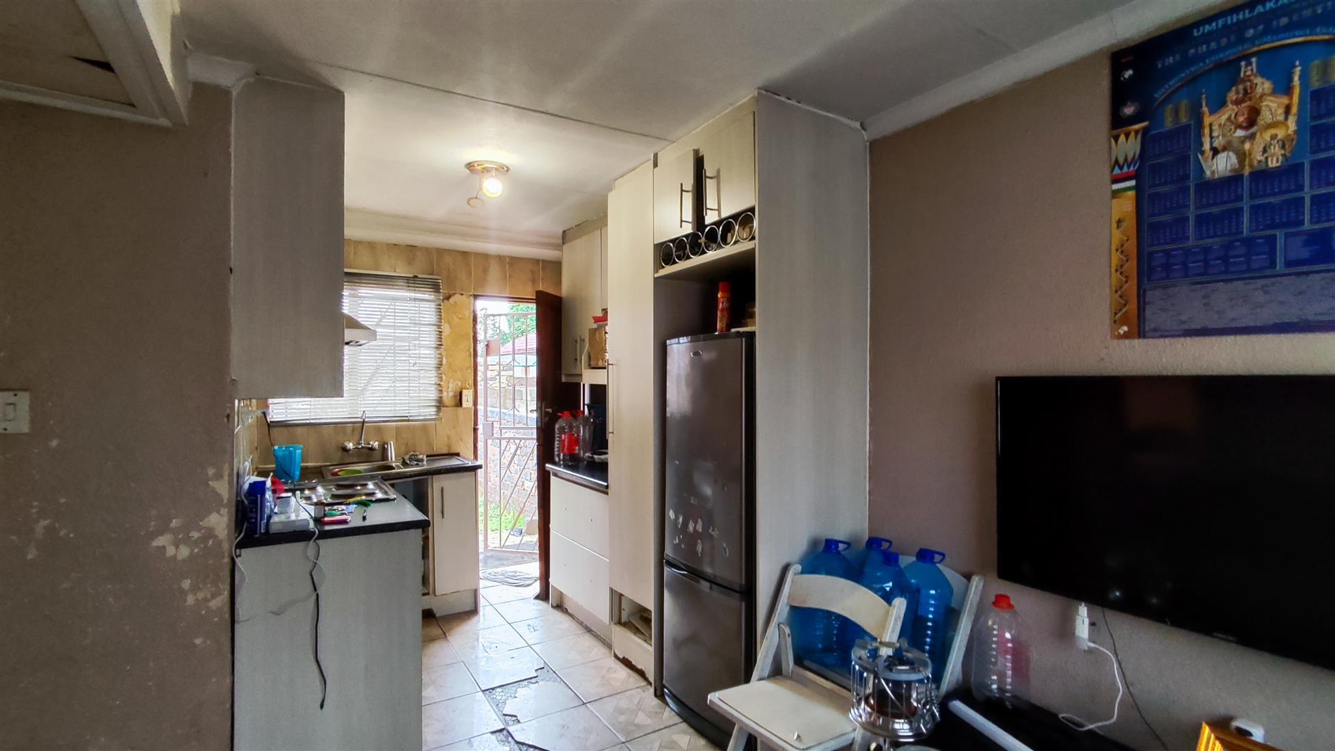 Lounges - 13 square meters of property in Vosloorus