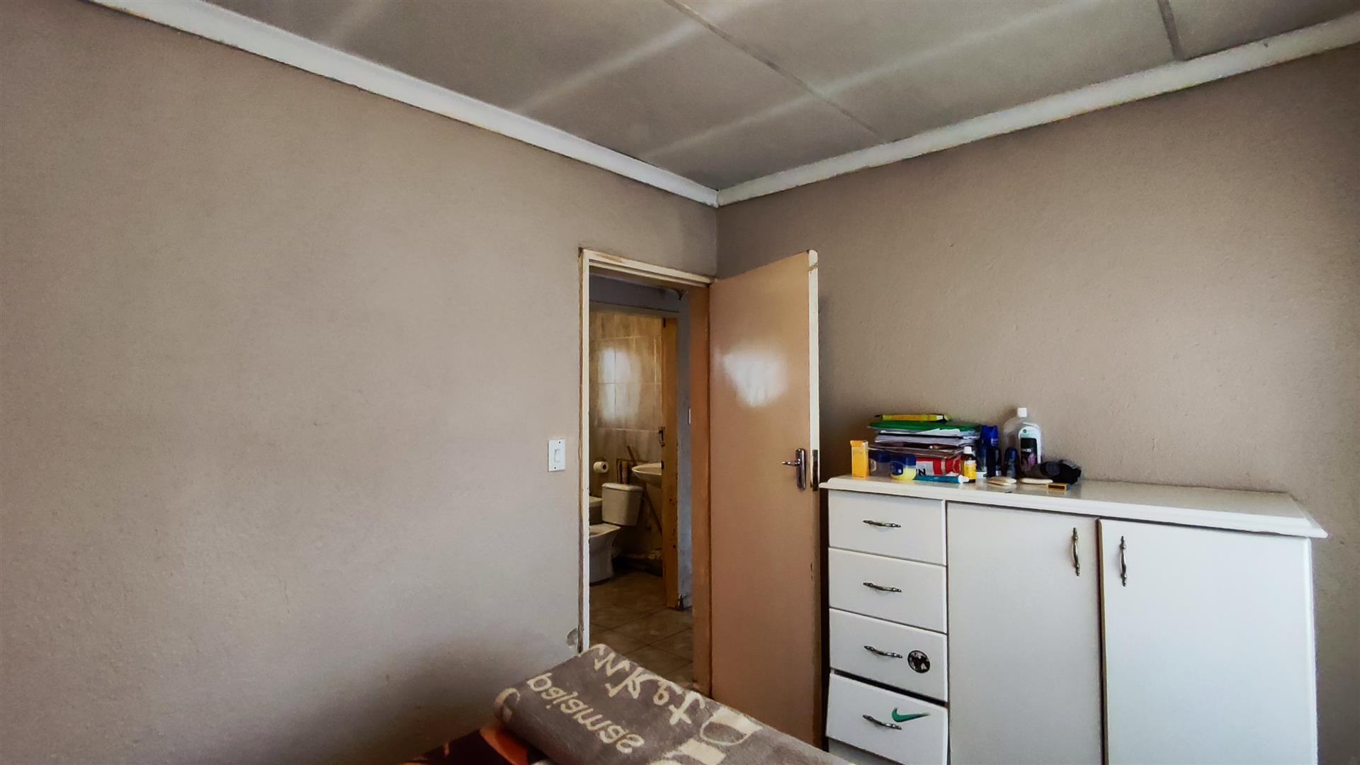 Bed Room 1 - 9 square meters of property in Vosloorus