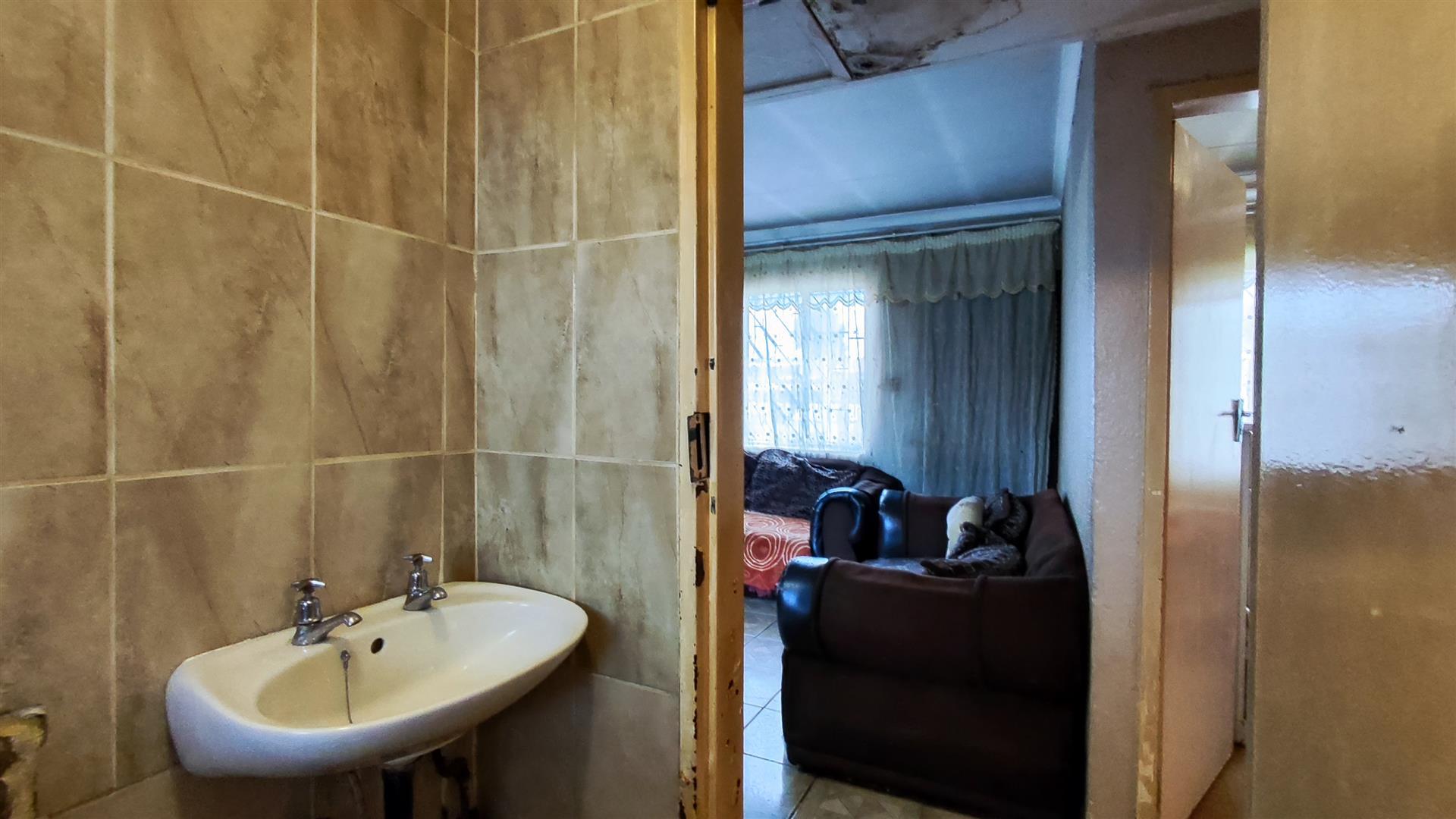 Bathroom 1 - 4 square meters of property in Vosloorus