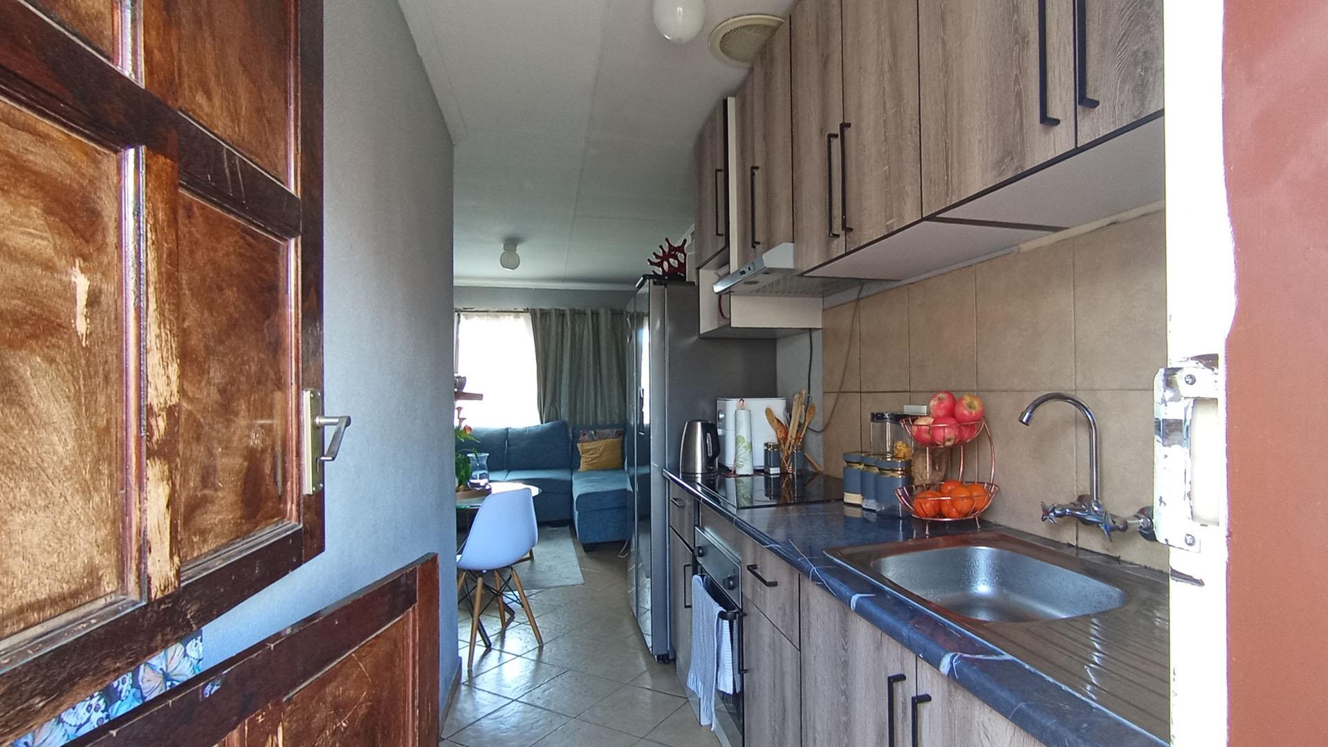 Kitchen - 4 square meters of property in Olievenhoutbos