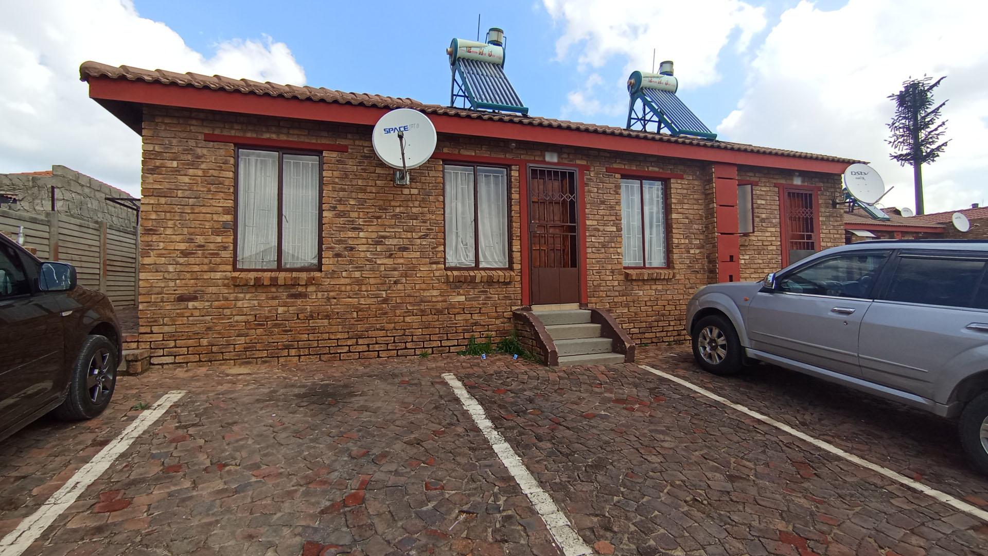 Front View of property in Olievenhoutbos