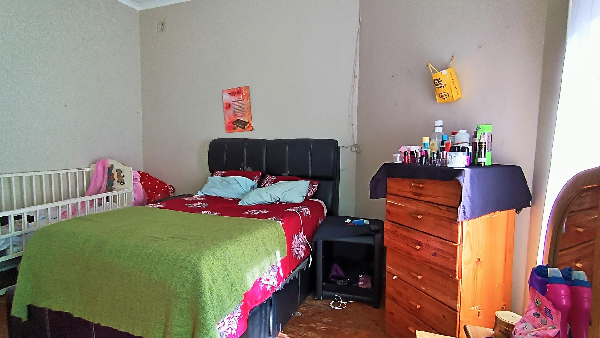 Bed Room 1 - 16 square meters of property in Observatory - CPT